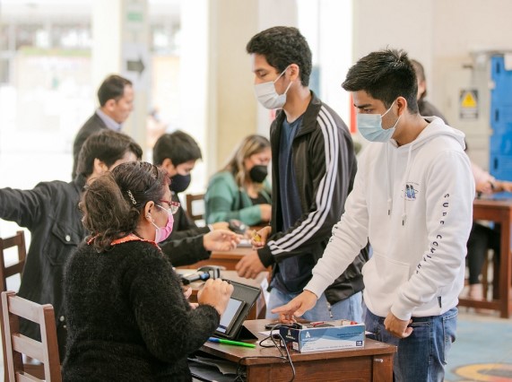 Postulante junto al lector de huellas antes de ingresar a dar el Examen Nacional de Preselección de Beca 18-2023.