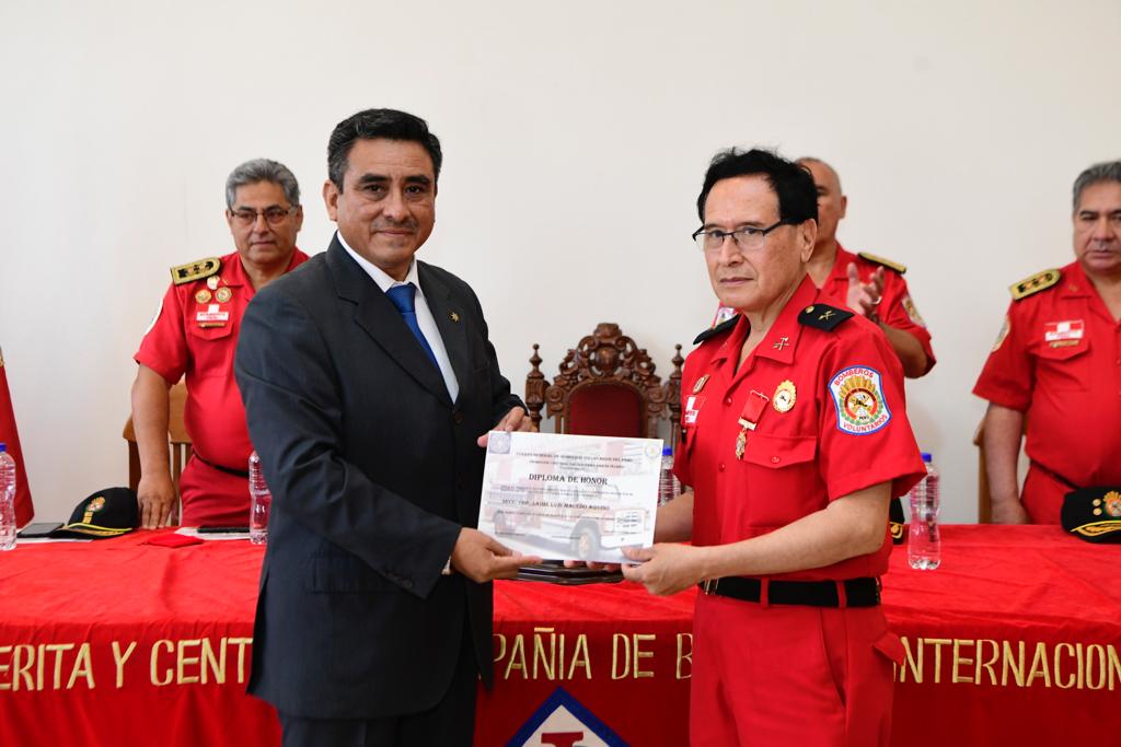 Titular del Interior presidió la ceremonia por el 40.° aniversario de la promoción de bomberos "Brigadier Luis Pablo García Velasco".