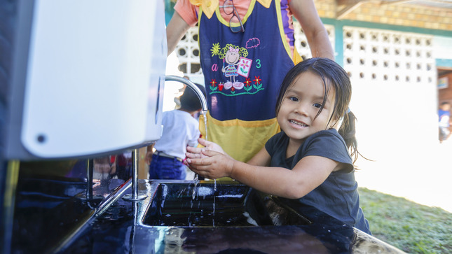 Foto referencial de niña lavándose las manos.