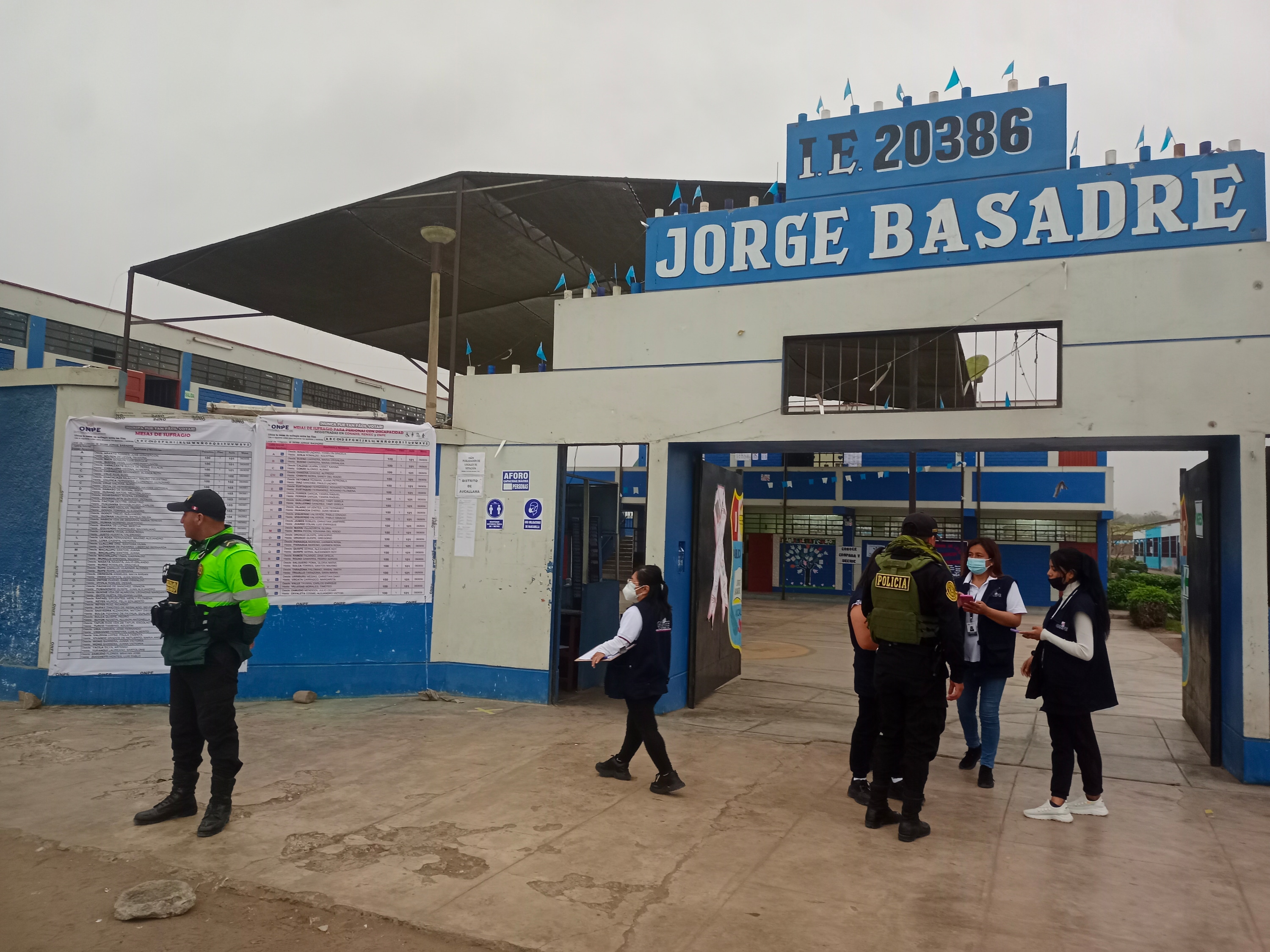 La Policía Nacional del Perú (PNP) desplegó un total de 19 199 efectivos en las nueve regiones del país donde hoy se realiza la segunda vuelta para la elección de gobernadores y vicegobernadores, con el fin de que el desarrollo de los comicios se realice con seguridad y normalidad en los 3468 locales de votación habilitados para esta jornada electoral.
Siguiendo los lineamientos del Ministerio del Interior (Mininter), la Policía Nacional efectuó en despliegue de los agentes policiales para garantizar que los 6 millones 892 mil 945 ciudadanos ejerzan libremente su derecho a sufragar desde el inicio hasta el término de estos comicios para elegir a las nuevas autoridades en las regiones de Amazonas, Cajamarca, Callao, Cusco, Lambayeque, Lima Provincias, Moquegua, Pasco y Piura.
Los agentes del orden cumplen su labor desde las primeras horas de la mañana con el desplazamiento a los locales de votación en los 615 distritos de las nueve regiones, donde permanecen alertas ante cualquier situación que pueda alterar el orden y la tranquilidad de los electores.
De acuerdo con el plan operativo de seguridad, la Región Policial Lima desplegó 2,057 agentes policiales, con el apoyo de 44 camionetas, a los 413 locales de votación bajo su custodia. Lo mismo hizo la Región Policial Callao, que dispuso el desplazamiento de 3,133 policías en los diversos puntos de votación.
Por disposición del Comando Institucional de la PNP, la Región Policial Piura y la Región Policial Lambayeque movilizaron 3304 y 1440 efectivos policiales, respectivamente.
Lo propio hicieron la Región Policial Pasco (552 agentes), la Región Policial Cusco (3001), la Región Policial Amazonas (1378), la Región Policial Moquegua (756), el Frente Policial Cajamarca (3175), el Frente Policial Vraem (244) y el Frente Policial Puerto Inca (159).
La labor de los agentes policiales consiste en prevenir y controlar incidentes que se puedan presentar durante la jornada electoral, los mismos que son comunicados de manera oportuna al Ministerio Público y a los miembros de la Oficina Nacional de Procesos Electorales (ONPE). Además, se encargan de brindar orientación, apoyo y auxilio ante el pedido de los ciudadanos.
Según el plan operativo para estas elecciones complementarias, los agentes del orden continuarán en estado de alerta garantizando el traslado de todo el material electoral a la ONPE una vez cerradas todas las mesas de votación.