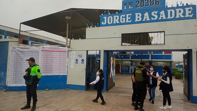 La Policía Nacional del Perú (PNP) desplegó un total de 19 199 efectivos en las nueve regiones del país donde hoy se realiza la segunda vuelta para la elección de gobernadores y vicegobernadores, con el fin de que el desarrollo de los comicios se realice con seguridad y normalidad en los 3468 locales de votación habilitados para esta jornada electoral.

Siguiendo los lineamientos del Ministerio del Interior (Mininter), la Policía Nacional efectuó en despliegue de los agentes policiales para garantizar que los 6 millones 892 mil 945 ciudadanos ejerzan libremente su derecho a sufragar desde el inicio hasta el término de estos comicios para elegir a las nuevas autoridades en las regiones de Amazonas, Cajamarca, Callao, Cusco, Lambayeque, Lima Provincias, Moquegua, Pasco y Piura. 

Los agentes del orden cumplen su labor desde las primeras horas de la mañana con el desplazamiento a los locales de votación en los 615 distritos de las nueve regiones, donde permanecen alertas ante cualquier situación que pueda alterar el orden y la tranquilidad de los electores.

De acuerdo con el plan operativo de seguridad, la Región Policial Lima desplegó 2,057 agentes policiales, con el apoyo de 44 camionetas, a los 413 locales de votación bajo su custodia. Lo mismo hizo la Región Policial Callao, que dispuso el desplazamiento de 3,133 policías en los diversos puntos de votación. 

Por disposición del Comando Institucional de la PNP, la Región Policial Piura y la Región Policial Lambayeque movilizaron 3304 y 1440 efectivos policiales, respectivamente.

Lo propio hicieron la Región Policial Pasco (552 agentes), la Región Policial Cusco (3001), la Región Policial Amazonas (1378), la Región Policial Moquegua (756), el Frente Policial Cajamarca (3175), el Frente Policial Vraem (244) y el Frente Policial Puerto Inca (159).

La labor de los agentes policiales consiste en prevenir y controlar incidentes que se puedan presentar durante la jornada electoral, los mismos que son comunicados de manera oportuna al Ministerio Público y a los miembros de la Oficina Nacional de Procesos Electorales (ONPE). Además, se encargan de brindar orientación, apoyo y auxilio ante el pedido de los ciudadanos.

Según el plan operativo para estas elecciones complementarias, los agentes del orden continuarán en estado de alerta garantizando el traslado de todo el material electoral a la ONPE una vez cerradas todas las mesas de votación.
