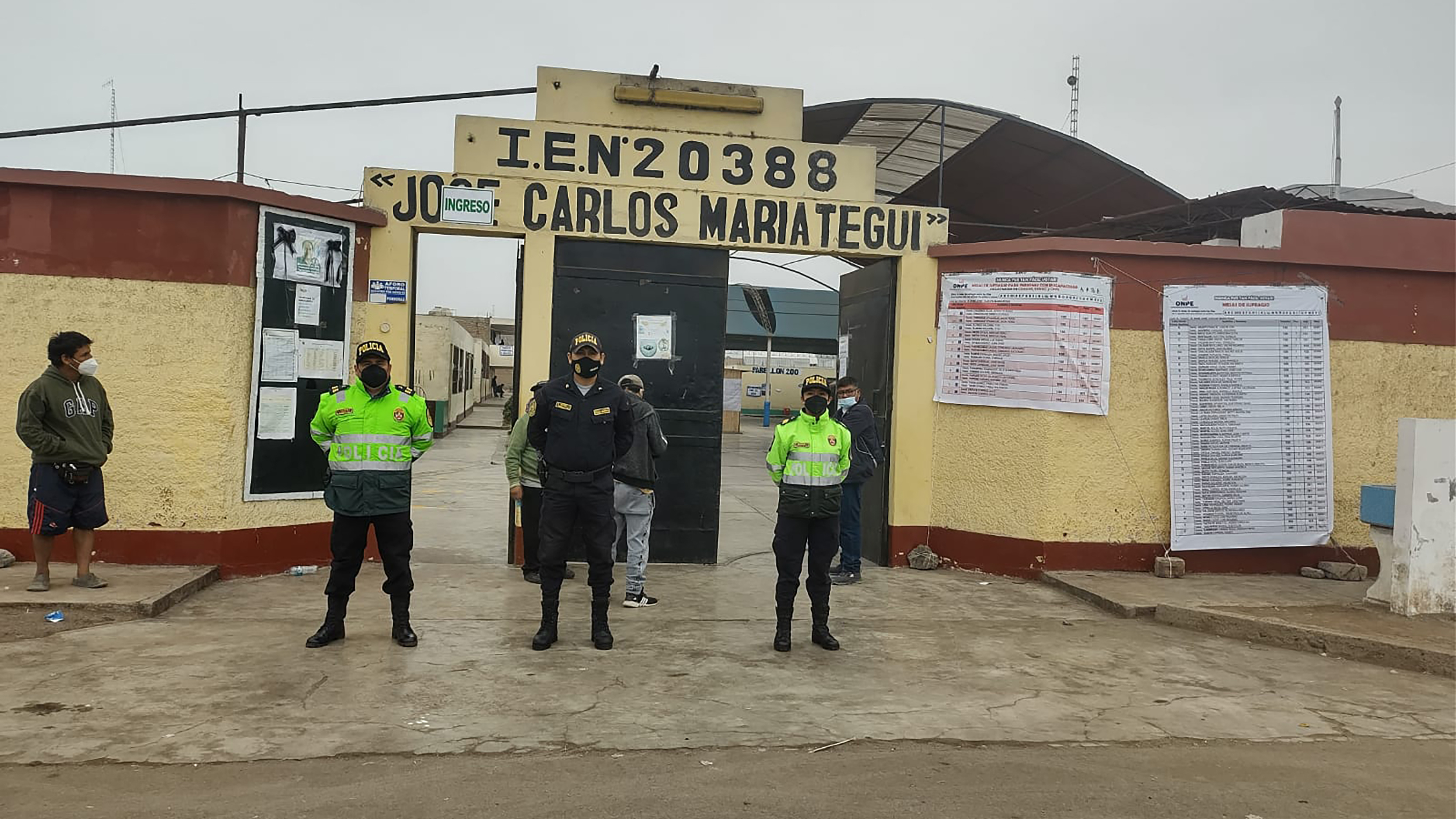 La Policía Nacional del Perú (PNP) desplegó un total de 19 199 efectivos en las nueve regiones del país donde hoy se realiza la segunda vuelta para la elección de gobernadores y vicegobernadores, con el fin de que el desarrollo de los comicios se realice con seguridad y normalidad en los 3468 locales de votación habilitados para esta jornada electoral.
Siguiendo los lineamientos del Ministerio del Interior (Mininter), la Policía Nacional efectuó en despliegue de los agentes policiales para garantizar que los 6 millones 892 mil 945 ciudadanos ejerzan libremente su derecho a sufragar desde el inicio hasta el término de estos comicios para elegir a las nuevas autoridades en las regiones de Amazonas, Cajamarca, Callao, Cusco, Lambayeque, Lima Provincias, Moquegua, Pasco y Piura.
Los agentes del orden cumplen su labor desde las primeras horas de la mañana con el desplazamiento a los locales de votación en los 615 distritos de las nueve regiones, donde permanecen alertas ante cualquier situación que pueda alterar el orden y la tranquilidad de los electores.
De acuerdo con el plan operativo de seguridad, la Región Policial Lima desplegó 2,057 agentes policiales, con el apoyo de 44 camionetas, a los 413 locales de votación bajo su custodia. Lo mismo hizo la Región Policial Callao, que dispuso el desplazamiento de 3,133 policías en los diversos puntos de votación.
Por disposición del Comando Institucional de la PNP, la Región Policial Piura y la Región Policial Lambayeque movilizaron 3304 y 1440 efectivos policiales, respectivamente.
Lo propio hicieron la Región Policial Pasco (552 agentes), la Región Policial Cusco (3001), la Región Policial Amazonas (1378), la Región Policial Moquegua (756), el Frente Policial Cajamarca (3175), el Frente Policial Vraem (244) y el Frente Policial Puerto Inca (159).
La labor de los agentes policiales consiste en prevenir y controlar incidentes que se puedan presentar durante la jornada electoral, los mismos que son comunicados de manera oportuna al Ministerio Público y a los miembros de la Oficina Nacional de Procesos Electorales (ONPE). Además, se encargan de brindar orientación, apoyo y auxilio ante el pedido de los ciudadanos.
Según el plan operativo para estas elecciones complementarias, los agentes del orden continuarán en estado de alerta garantizando el traslado de todo el material electoral a la ONPE una vez cerradas todas las mesas de votación.