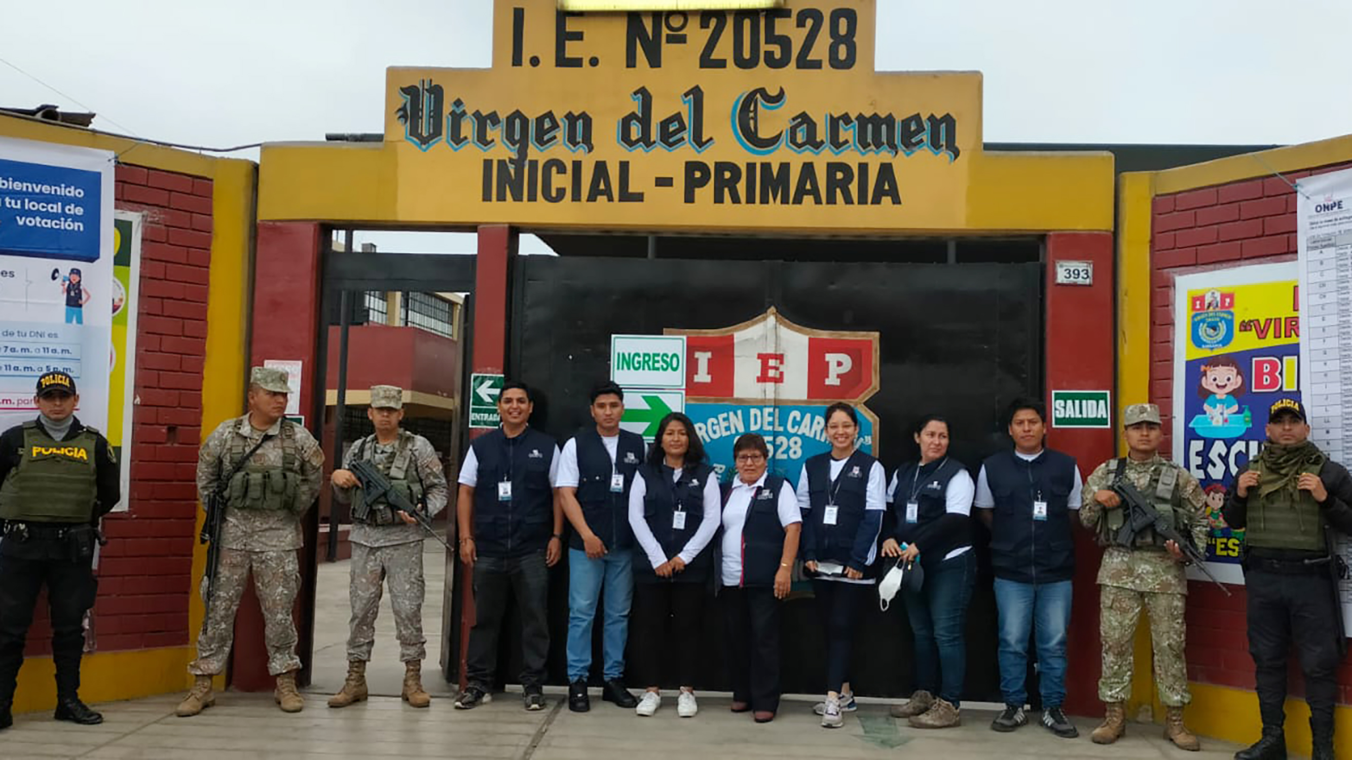 La Policía Nacional del Perú (PNP) desplegó un total de 19 199 efectivos en las nueve regiones del país donde hoy se realiza la segunda vuelta para la elección de gobernadores y vicegobernadores, con el fin de que el desarrollo de los comicios se realice con seguridad y normalidad en los 3468 locales de votación habilitados para esta jornada electoral.
Siguiendo los lineamientos del Ministerio del Interior (Mininter), la Policía Nacional efectuó en despliegue de los agentes policiales para garantizar que los 6 millones 892 mil 945 ciudadanos ejerzan libremente su derecho a sufragar desde el inicio hasta el término de estos comicios para elegir a las nuevas autoridades en las regiones de Amazonas, Cajamarca, Callao, Cusco, Lambayeque, Lima Provincias, Moquegua, Pasco y Piura.
Los agentes del orden cumplen su labor desde las primeras horas de la mañana con el desplazamiento a los locales de votación en los 615 distritos de las nueve regiones, donde permanecen alertas ante cualquier situación que pueda alterar el orden y la tranquilidad de los electores.
De acuerdo con el plan operativo de seguridad, la Región Policial Lima desplegó 2,057 agentes policiales, con el apoyo de 44 camionetas, a los 413 locales de votación bajo su custodia. Lo mismo hizo la Región Policial Callao, que dispuso el desplazamiento de 3,133 policías en los diversos puntos de votación.
Por disposición del Comando Institucional de la PNP, la Región Policial Piura y la Región Policial Lambayeque movilizaron 3304 y 1440 efectivos policiales, respectivamente.
Lo propio hicieron la Región Policial Pasco (552 agentes), la Región Policial Cusco (3001), la Región Policial Amazonas (1378), la Región Policial Moquegua (756), el Frente Policial Cajamarca (3175), el Frente Policial Vraem (244) y el Frente Policial Puerto Inca (159).
La labor de los agentes policiales consiste en prevenir y controlar incidentes que se puedan presentar durante la jornada electoral, los mismos que son comunicados de manera oportuna al Ministerio Público y a los miembros de la Oficina Nacional de Procesos Electorales (ONPE). Además, se encargan de brindar orientación, apoyo y auxilio ante el pedido de los ciudadanos.
Según el plan operativo para estas elecciones complementarias, los agentes del orden continuarán en estado de alerta garantizando el traslado de todo el material electoral a la ONPE una vez cerradas todas las mesas de votación.