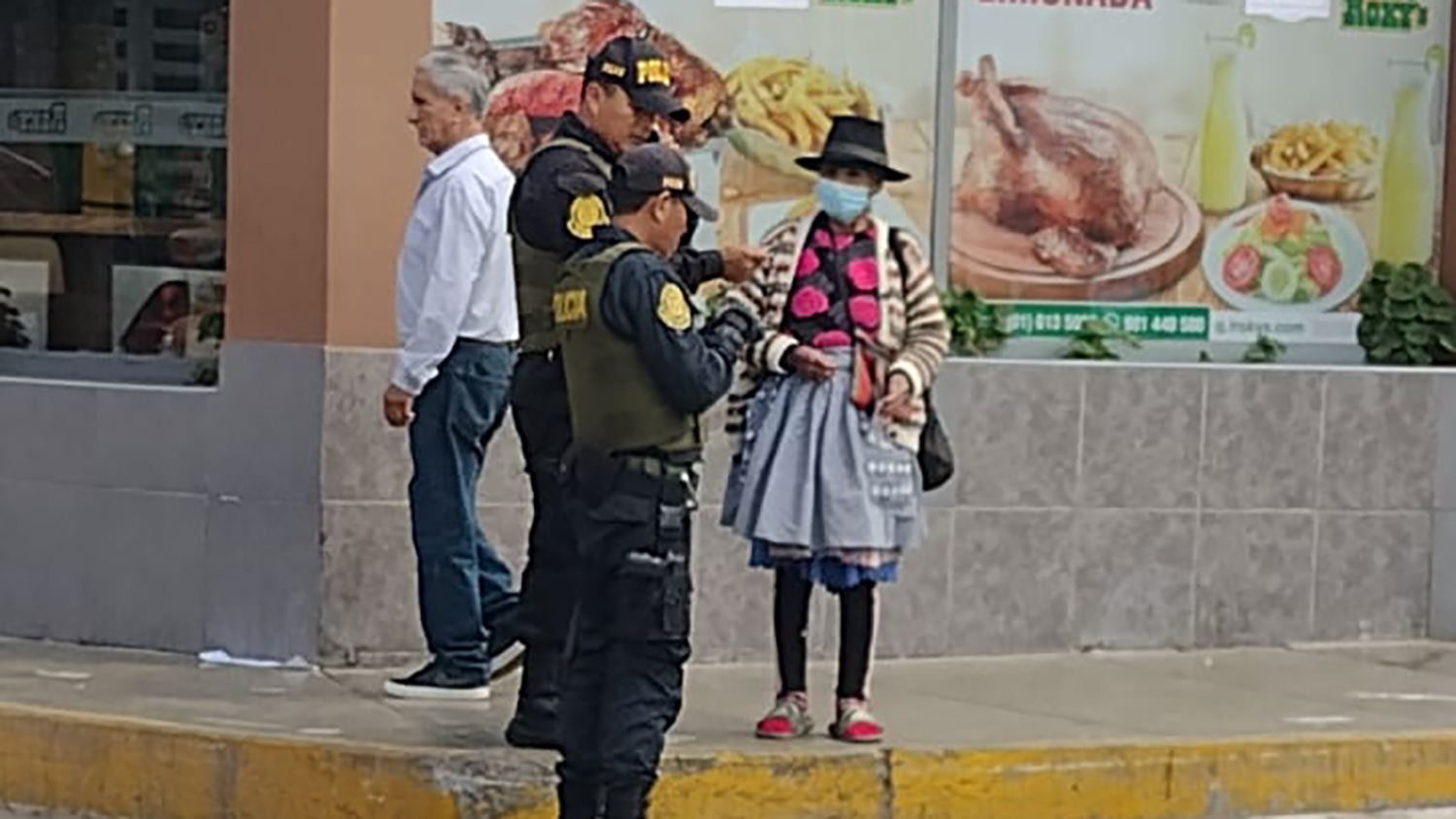 La Policía Nacional del Perú (PNP) desplegó un total de 19 199 efectivos en las nueve regiones del país donde hoy se realiza la segunda vuelta para la elección de gobernadores y vicegobernadores, con el fin de que el desarrollo de los comicios se realice con seguridad y normalidad en los 3468 locales de votación habilitados para esta jornada electoral.
Siguiendo los lineamientos del Ministerio del Interior (Mininter), la Policía Nacional efectuó en despliegue de los agentes policiales para garantizar que los 6 millones 892 mil 945 ciudadanos ejerzan libremente su derecho a sufragar desde el inicio hasta el término de estos comicios para elegir a las nuevas autoridades en las regiones de Amazonas, Cajamarca, Callao, Cusco, Lambayeque, Lima Provincias, Moquegua, Pasco y Piura.
Los agentes del orden cumplen su labor desde las primeras horas de la mañana con el desplazamiento a los locales de votación en los 615 distritos de las nueve regiones, donde permanecen alertas ante cualquier situación que pueda alterar el orden y la tranquilidad de los electores.
De acuerdo con el plan operativo de seguridad, la Región Policial Lima desplegó 2,057 agentes policiales, con el apoyo de 44 camionetas, a los 413 locales de votación bajo su custodia. Lo mismo hizo la Región Policial Callao, que dispuso el desplazamiento de 3,133 policías en los diversos puntos de votación.
Por disposición del Comando Institucional de la PNP, la Región Policial Piura y la Región Policial Lambayeque movilizaron 3304 y 1440 efectivos policiales, respectivamente.
Lo propio hicieron la Región Policial Pasco (552 agentes), la Región Policial Cusco (3001), la Región Policial Amazonas (1378), la Región Policial Moquegua (756), el Frente Policial Cajamarca (3175), el Frente Policial Vraem (244) y el Frente Policial Puerto Inca (159).
La labor de los agentes policiales consiste en prevenir y controlar incidentes que se puedan presentar durante la jornada electoral, los mismos que son comunicados de manera oportuna al Ministerio Público y a los miembros de la Oficina Nacional de Procesos Electorales (ONPE). Además, se encargan de brindar orientación, apoyo y auxilio ante el pedido de los ciudadanos.
Según el plan operativo para estas elecciones complementarias, los agentes del orden continuarán en estado de alerta garantizando el traslado de todo el material electoral a la ONPE una vez cerradas todas las mesas de votación.