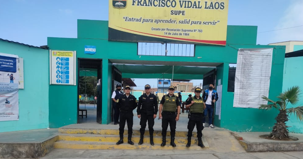 La Policía Nacional del Perú (PNP) desplegó un total de 19 199 efectivos en las nueve regiones del país donde hoy se realiza la segunda vuelta para la elección de gobernadores y vicegobernadores, con el fin de que el desarrollo de los comicios se realice con seguridad y normalidad en los 3468 locales de votación habilitados para esta jornada electoral.
Siguiendo los lineamientos del Ministerio del Interior (Mininter), la Policía Nacional efectuó en despliegue de los agentes policiales para garantizar que los 6 millones 892 mil 945 ciudadanos ejerzan libremente su derecho a sufragar desde el inicio hasta el término de estos comicios para elegir a las nuevas autoridades en las regiones de Amazonas, Cajamarca, Callao, Cusco, Lambayeque, Lima Provincias, Moquegua, Pasco y Piura.
Los agentes del orden cumplen su labor desde las primeras horas de la mañana con el desplazamiento a los locales de votación en los 615 distritos de las nueve regiones, donde permanecen alertas ante cualquier situación que pueda alterar el orden y la tranquilidad de los electores.
De acuerdo con el plan operativo de seguridad, la Región Policial Lima desplegó 2,057 agentes policiales, con el apoyo de 44 camionetas, a los 413 locales de votación bajo su custodia. Lo mismo hizo la Región Policial Callao, que dispuso el desplazamiento de 3,133 policías en los diversos puntos de votación.
Por disposición del Comando Institucional de la PNP, la Región Policial Piura y la Región Policial Lambayeque movilizaron 3304 y 1440 efectivos policiales, respectivamente.
Lo propio hicieron la Región Policial Pasco (552 agentes), la Región Policial Cusco (3001), la Región Policial Amazonas (1378), la Región Policial Moquegua (756), el Frente Policial Cajamarca (3175), el Frente Policial Vraem (244) y el Frente Policial Puerto Inca (159).
La labor de los agentes policiales consiste en prevenir y controlar incidentes que se puedan presentar durante la jornada electoral, los mismos que son comunicados de manera oportuna al Ministerio Público y a los miembros de la Oficina Nacional de Procesos Electorales (ONPE). Además, se encargan de brindar orientación, apoyo y auxilio ante el pedido de los ciudadanos.
Según el plan operativo para estas elecciones complementarias, los agentes del orden continuarán en estado de alerta garantizando el traslado de todo el material electoral a la ONPE una vez cerradas todas las mesas de votación.