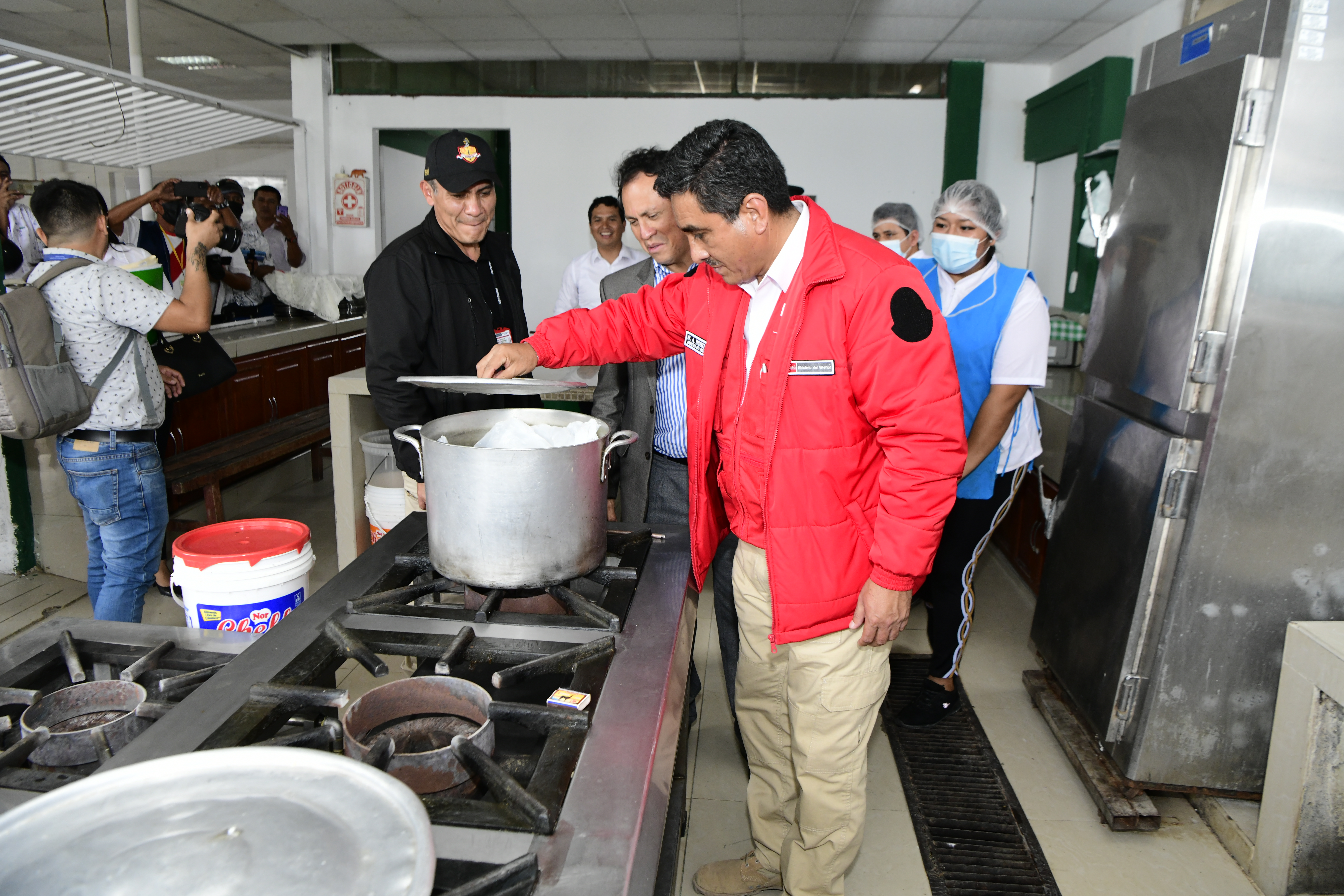 A propuesta del Ministerio del Interior (Mininter), el Gobierno Central dispuso incrementar a 12 soles el monto por concepto de alimentación diaria para los más de 132 000 efectivos (oficiales y suboficiales) de la Policía Nacional del Perú (PNP) en actividad. 
El nuevo monto para el ‘rancho’ del personal policial es mayor en 4 soles en comparación con la última suma asignada en febrero del 2017, cuando se fijó un monto de 8 soles. 
Según el Decreto Supremo N° 013-2022-IN publicado hoy en el diario oficial “El Peruano”, firmado por el presidente de la República, Pedro Castillo Terrones, y refrendado por el ministro del Interior, Willy Huerta Olivas, se determina establecer en 12 soles diarios el monto por concepto de alimentación que se provee a todo el personal policial en actividad.
La implementación de la propuesta normativa se financiará con cargo a los recursos del presupuesto institucional del Ministerio del Interior (Mininter), sin demandar recursos adicionales al Tesoro Público.
El ministro del Interior, Willy Huerta Olivas, destacó que, en atención a las preocupaciones del presidente Pedro Castillo Terrones, su gestión viene trabajando día a día para mejorar las condiciones de trabajo del todo el personal policial.
“Desde el inicio de mi gestión estamos priorizando una serie de medidas para dar mayor bienestar a toda la familia policial. Después de más de cinco años, hoy se ha emitido la norma que dispone aumentar a 12 soles el monto por concepto de alimentación para nuestros efectivos policiales. Vamos a seguir trabajando en esa línea”, subrayó. 
Para la correcta aplicación de lo dispuesto en el mencionado Decreto Supremo, el despacho del ministro del Interior ya inició las coordinaciones con el Comando General de la PNP con el fin de implementar los alcances de la norma en todas las unidades ejecutoras de la institución policial a nivel nacional de forma inmediata.
