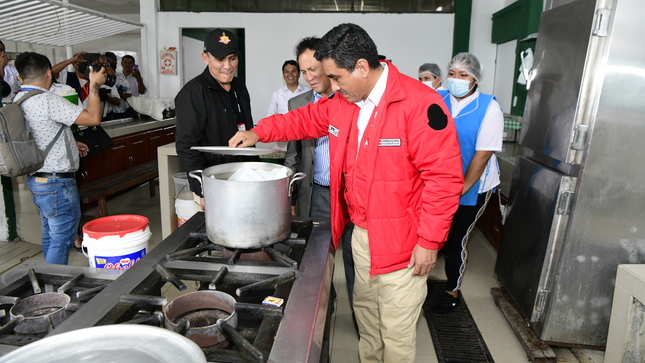 A propuesta del Ministerio del Interior (Mininter), el Gobierno Central dispuso incrementar a 12 soles el monto por concepto de alimentación diaria para los más de 132 000 efectivos (oficiales y suboficiales) de la Policía Nacional del Perú (PNP) en actividad. 
El nuevo monto para el ‘rancho’ del personal policial es mayor en 4 soles en comparación con la última suma asignada en febrero del 2017, cuando se fijó un monto de 8 soles. 
Según el Decreto Supremo N° 013-2022-IN publicado hoy en el diario oficial “El Peruano”, firmado por el presidente de la República, Pedro Castillo Terrones, y refrendado por el ministro del Interior, Willy Huerta Olivas, se determina establecer en 12 soles diarios el monto por concepto de alimentación que se provee a todo el personal policial en actividad.
La implementación de la propuesta normativa se financiará con cargo a los recursos del presupuesto institucional del Ministerio del Interior (Mininter), sin demandar recursos adicionales al Tesoro Público.
El ministro del Interior, Willy Huerta Olivas, destacó que, en atención a las preocupaciones del presidente Pedro Castillo Terrones, su gestión viene trabajando día a día para mejorar las condiciones de trabajo del todo el personal policial.
“Desde el inicio de mi gestión estamos priorizando una serie de medidas para dar mayor bienestar a toda la familia policial. Después de más de cinco años, hoy se ha emitido la norma que dispone aumentar a 12 soles el monto por concepto de alimentación para nuestros efectivos policiales. Vamos a seguir trabajando en esa línea”, subrayó. 
Para la correcta aplicación de lo dispuesto en el mencionado Decreto Supremo, el despacho del ministro del Interior ya inició las coordinaciones con el Comando General de la PNP con el fin de implementar los alcances de la norma en todas las unidades ejecutoras de la institución policial a nivel nacional de forma inmediata.

