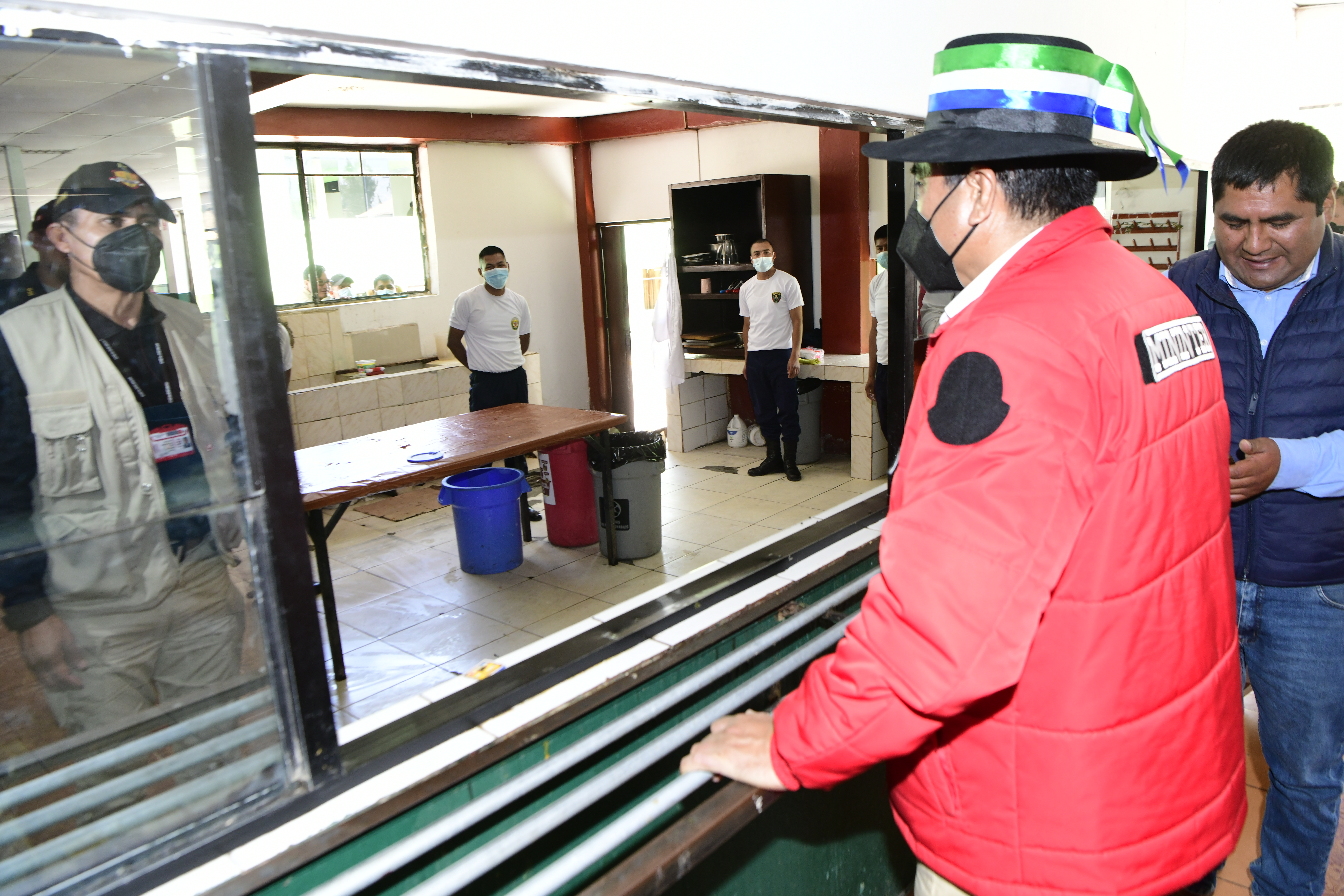 A propuesta del Ministerio del Interior (Mininter), el Gobierno Central dispuso incrementar a 12 soles el monto por concepto de alimentación diaria para los más de 132 000 efectivos (oficiales y suboficiales) de la Policía Nacional del Perú (PNP) en actividad. 
El nuevo monto para el ‘rancho’ del personal policial es mayor en 4 soles en comparación con la última suma asignada en febrero del 2017, cuando se fijó un monto de 8 soles. 
Según el Decreto Supremo N° 013-2022-IN publicado hoy en el diario oficial “El Peruano”, firmado por el presidente de la República, Pedro Castillo Terrones, y refrendado por el ministro del Interior, Willy Huerta Olivas, se determina establecer en 12 soles diarios el monto por concepto de alimentación que se provee a todo el personal policial en actividad.
La implementación de la propuesta normativa se financiará con cargo a los recursos del presupuesto institucional del Ministerio del Interior (Mininter), sin demandar recursos adicionales al Tesoro Público.
El ministro del Interior, Willy Huerta Olivas, destacó que, en atención a las preocupaciones del presidente Pedro Castillo Terrones, su gestión viene trabajando día a día para mejorar las condiciones de trabajo del todo el personal policial.
“Desde el inicio de mi gestión estamos priorizando una serie de medidas para dar mayor bienestar a toda la familia policial. Después de más de cinco años, hoy se ha emitido la norma que dispone aumentar a 12 soles el monto por concepto de alimentación para nuestros efectivos policiales. Vamos a seguir trabajando en esa línea”, subrayó. 
Para la correcta aplicación de lo dispuesto en el mencionado Decreto Supremo, el despacho del ministro del Interior ya inició las coordinaciones con el Comando General de la PNP con el fin de implementar los alcances de la norma en todas las unidades ejecutoras de la institución policial a nivel nacional de forma inmediata.
