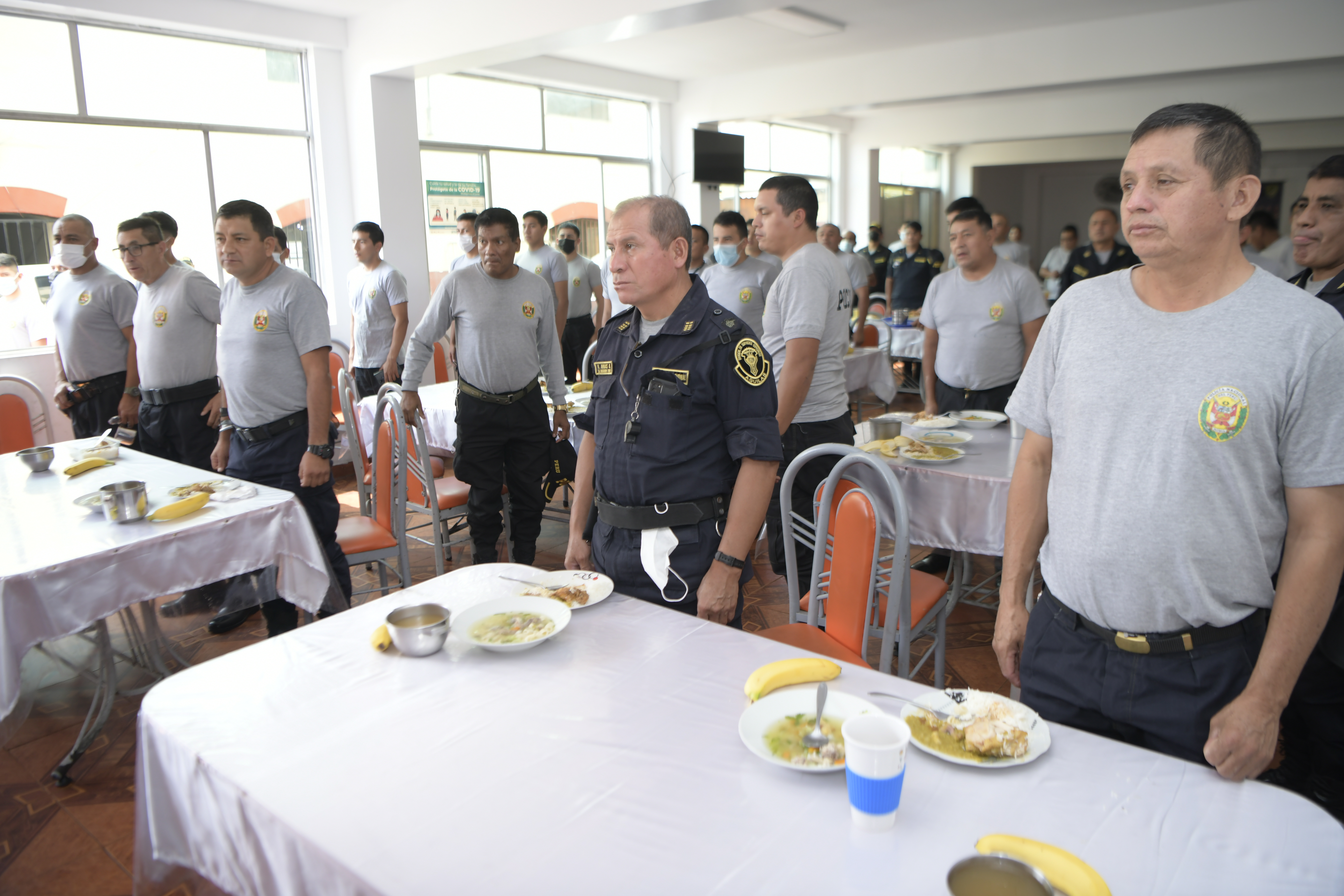 A propuesta del Ministerio del Interior (Mininter), el Gobierno Central dispuso incrementar a 12 soles el monto por concepto de alimentación diaria para los más de 132 000 efectivos (oficiales y suboficiales) de la Policía Nacional del Perú (PNP) en actividad. 
El nuevo monto para el ‘rancho’ del personal policial es mayor en 4 soles en comparación con la última suma asignada en febrero del 2017, cuando se fijó un monto de 8 soles. 
Según el Decreto Supremo N° 013-2022-IN publicado hoy en el diario oficial “El Peruano”, firmado por el presidente de la República, Pedro Castillo Terrones, y refrendado por el ministro del Interior, Willy Huerta Olivas, se determina establecer en 12 soles diarios el monto por concepto de alimentación que se provee a todo el personal policial en actividad.
La implementación de la propuesta normativa se financiará con cargo a los recursos del presupuesto institucional del Ministerio del Interior (Mininter), sin demandar recursos adicionales al Tesoro Público.
El ministro del Interior, Willy Huerta Olivas, destacó que, en atención a las preocupaciones del presidente Pedro Castillo Terrones, su gestión viene trabajando día a día para mejorar las condiciones de trabajo del todo el personal policial.
“Desde el inicio de mi gestión estamos priorizando una serie de medidas para dar mayor bienestar a toda la familia policial. Después de más de cinco años, hoy se ha emitido la norma que dispone aumentar a 12 soles el monto por concepto de alimentación para nuestros efectivos policiales. Vamos a seguir trabajando en esa línea”, subrayó. 
Para la correcta aplicación de lo dispuesto en el mencionado Decreto Supremo, el despacho del ministro del Interior ya inició las coordinaciones con el Comando General de la PNP con el fin de implementar los alcances de la norma en todas las unidades ejecutoras de la institución policial a nivel nacional de forma inmediata.
