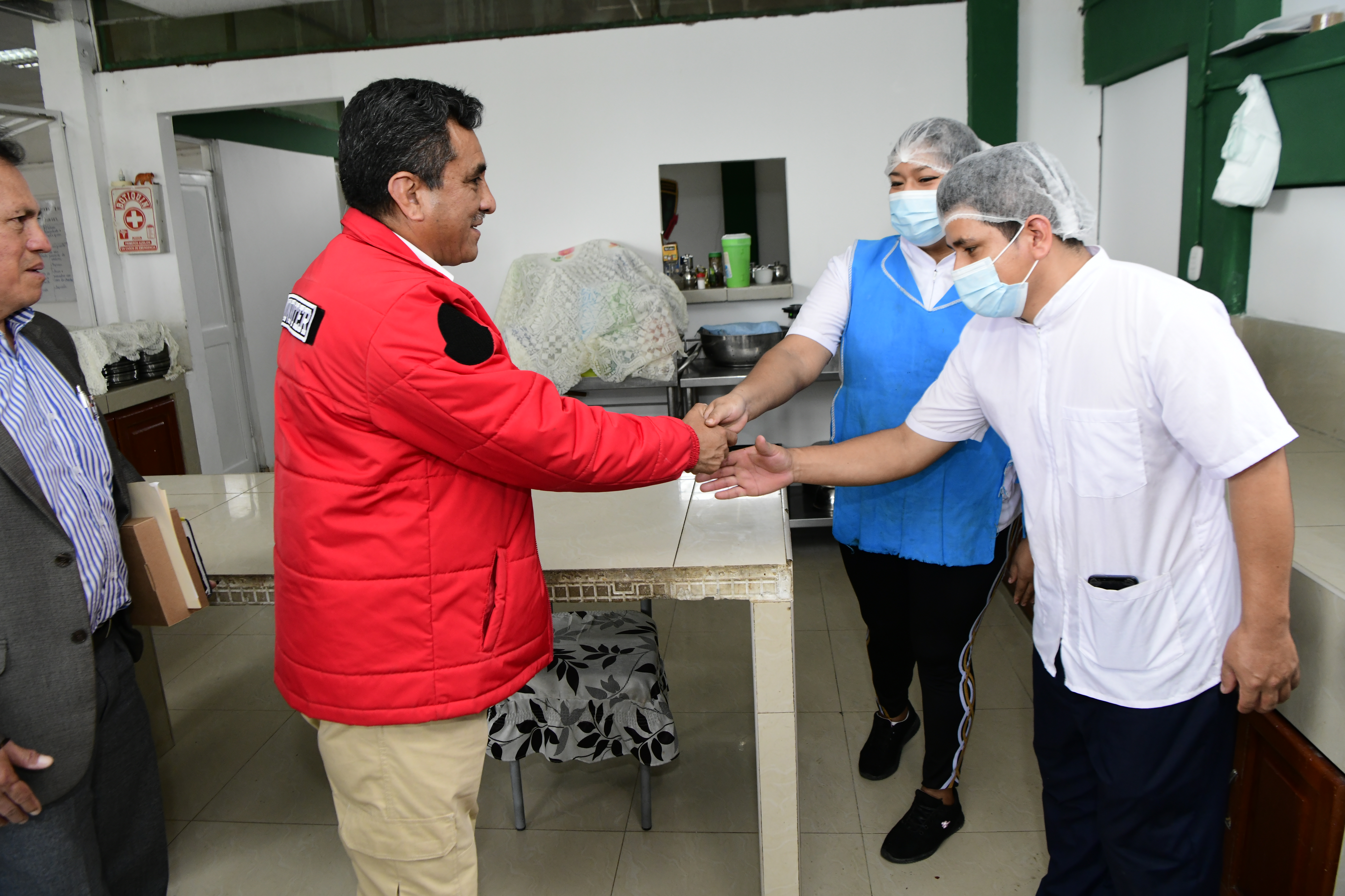 A propuesta del Ministerio del Interior (Mininter), el Gobierno Central dispuso incrementar a 12 soles el monto por concepto de alimentación diaria para los más de 132 000 efectivos (oficiales y suboficiales) de la Policía Nacional del Perú (PNP) en actividad. 
El nuevo monto para el ‘rancho’ del personal policial es mayor en 4 soles en comparación con la última suma asignada en febrero del 2017, cuando se fijó un monto de 8 soles. 
Según el Decreto Supremo N° 013-2022-IN publicado hoy en el diario oficial “El Peruano”, firmado por el presidente de la República, Pedro Castillo Terrones, y refrendado por el ministro del Interior, Willy Huerta Olivas, se determina establecer en 12 soles diarios el monto por concepto de alimentación que se provee a todo el personal policial en actividad.
La implementación de la propuesta normativa se financiará con cargo a los recursos del presupuesto institucional del Ministerio del Interior (Mininter), sin demandar recursos adicionales al Tesoro Público.
El ministro del Interior, Willy Huerta Olivas, destacó que, en atención a las preocupaciones del presidente Pedro Castillo Terrones, su gestión viene trabajando día a día para mejorar las condiciones de trabajo del todo el personal policial.
“Desde el inicio de mi gestión estamos priorizando una serie de medidas para dar mayor bienestar a toda la familia policial. Después de más de cinco años, hoy se ha emitido la norma que dispone aumentar a 12 soles el monto por concepto de alimentación para nuestros efectivos policiales. Vamos a seguir trabajando en esa línea”, subrayó. 
Para la correcta aplicación de lo dispuesto en el mencionado Decreto Supremo, el despacho del ministro del Interior ya inició las coordinaciones con el Comando General de la PNP con el fin de implementar los alcances de la norma en todas las unidades ejecutoras de la institución policial a nivel nacional de forma inmediata.
