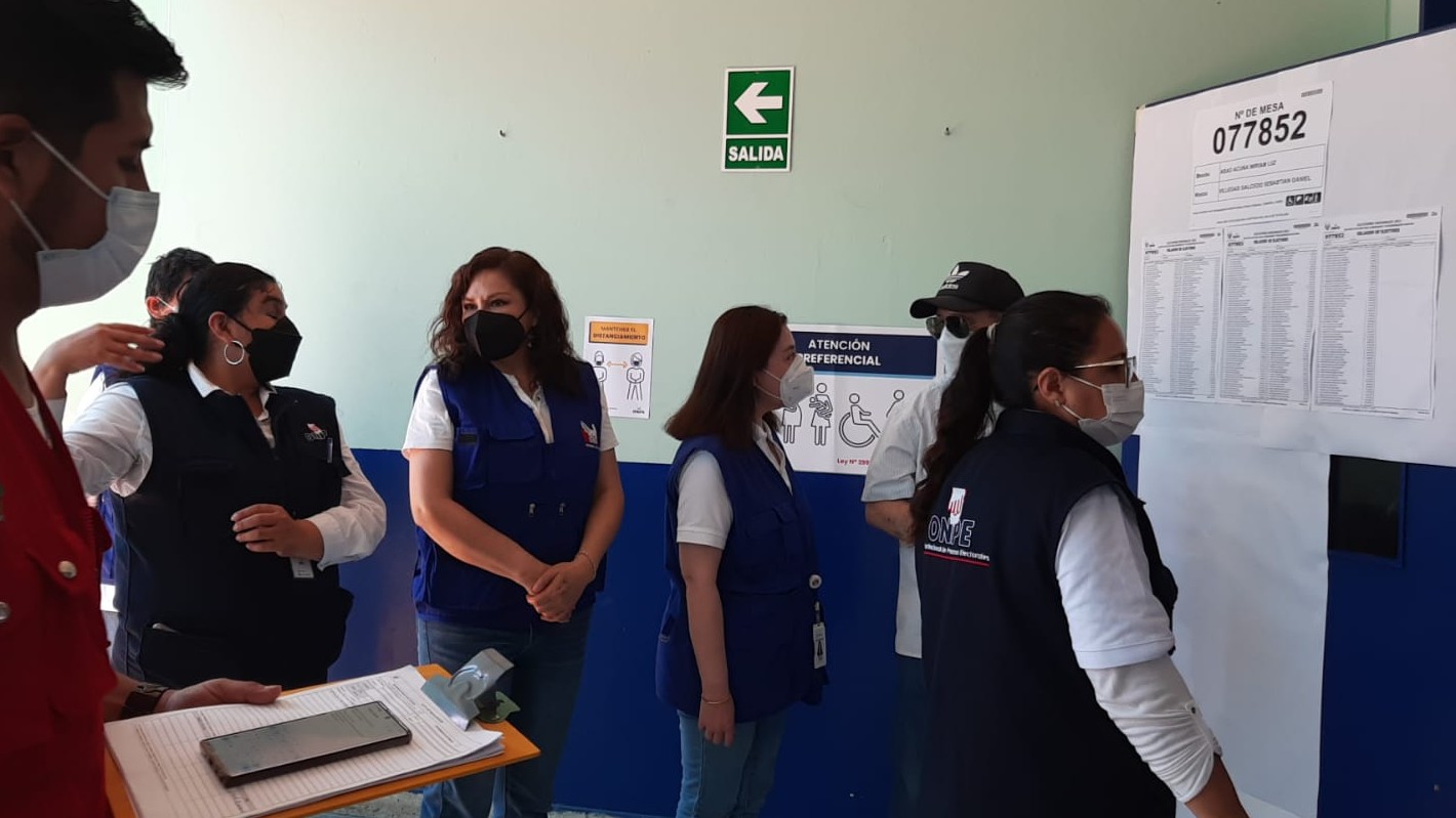 Defensora del pueblo en trabajo de supervisión de segunda elección regional 2022