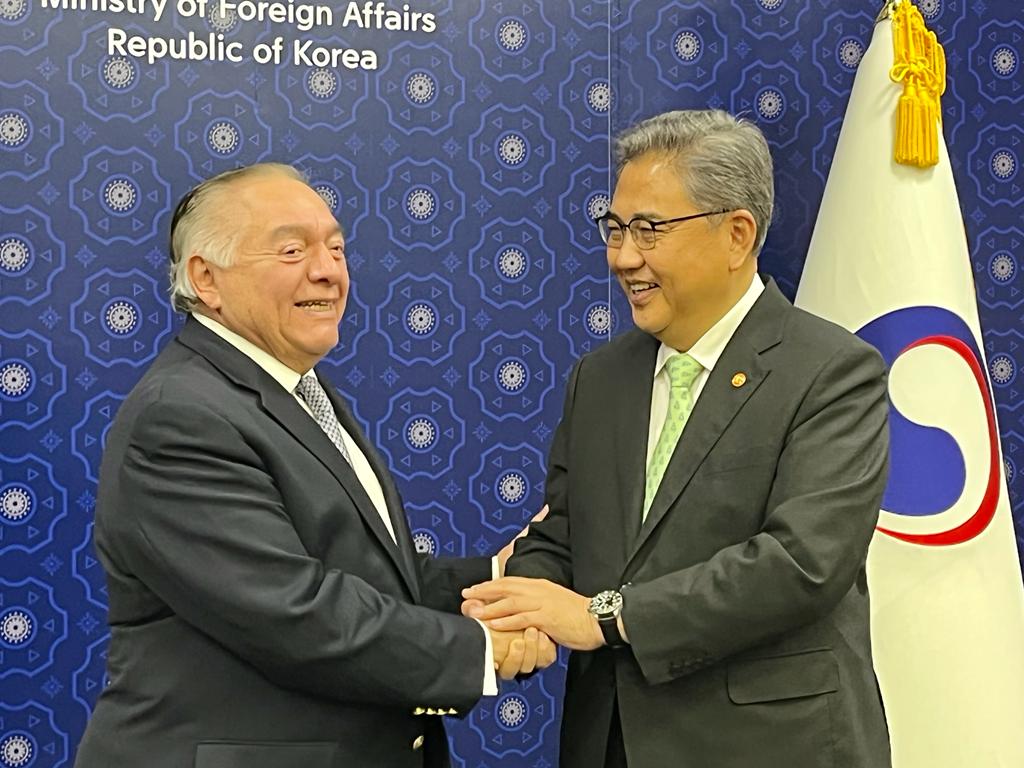 Reunión del Embajador del Perú con el Canciller Coreano - Foto 2