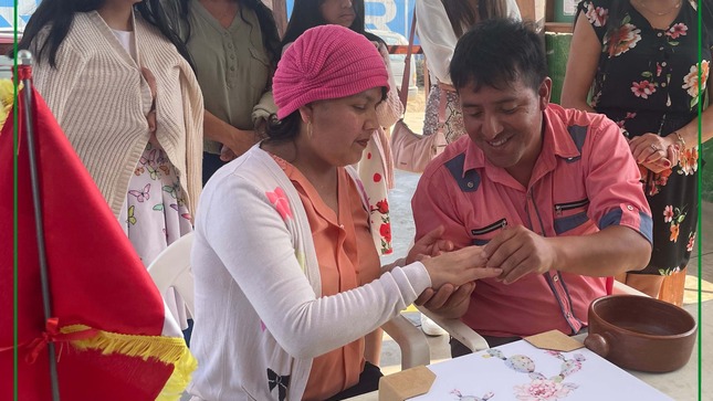 El día de hoy los vecinos de Villa Jardín Cucuya, José Miguel Arenas  Vilacorta y María Virginia Hijuela Campos contrajeron Matrimonio Civil en los exteriores de la Municipalidad Distrital de Santo Domingo de los Olleros.