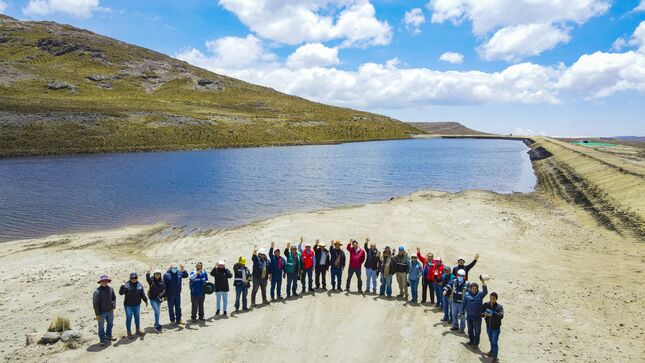 Fotografía en qocha Laguna Grande, C.C. Cahuide. 