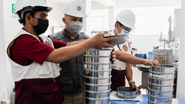 Estudiantes de la carrera de Ingeniería Civil de la Universidad Nacional de Jaén