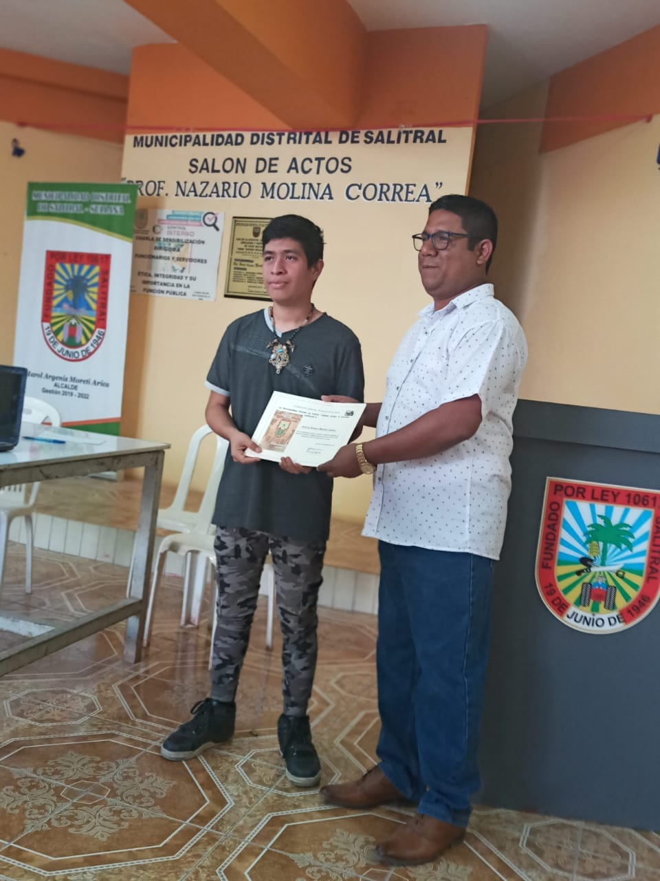 Alcalde de Salitral, entregó reconocimiento a Artesanos del Distrito