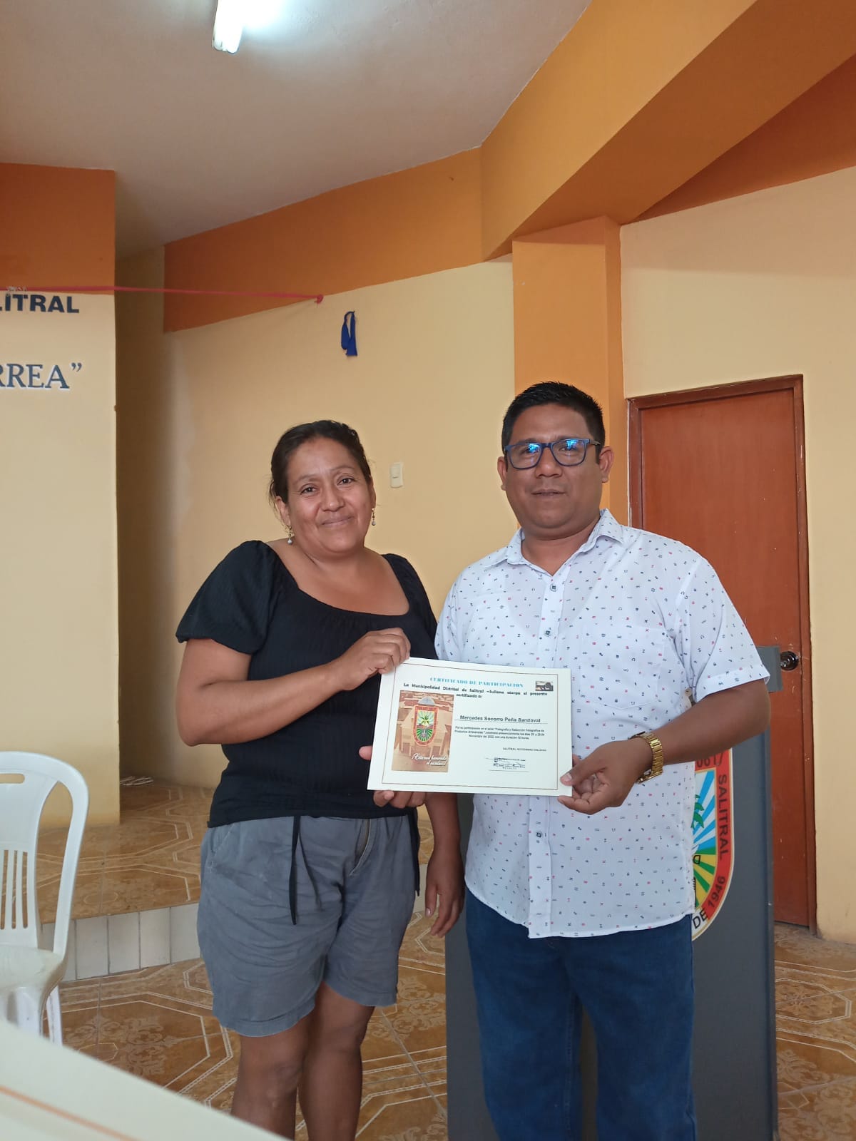 Alcalde de Salitral, entregó reconocimiento a Artesanos del Distrito