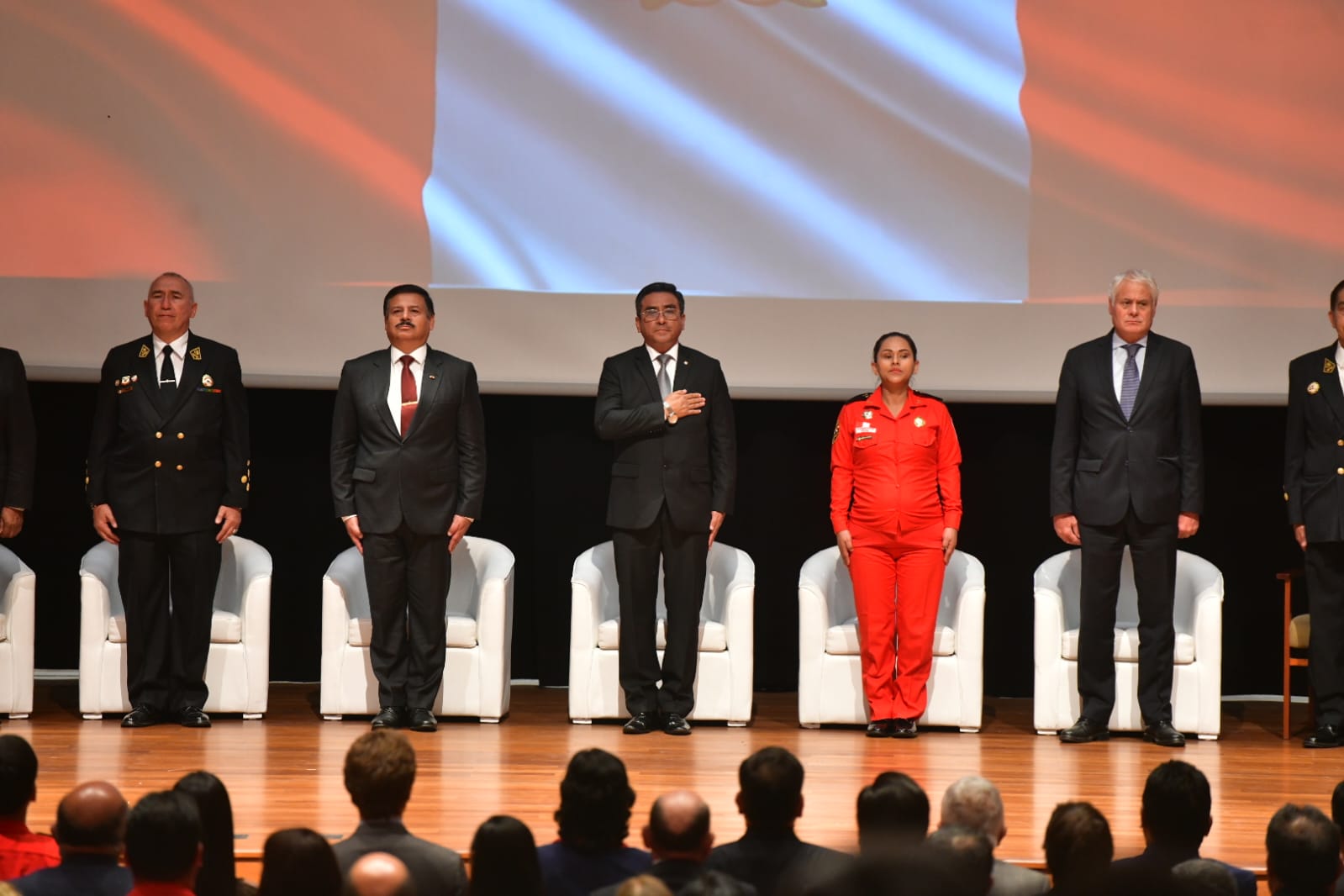 El ministro Willy Huerta reconoció el trabajo destacado de los héroes de rojo y reafirmó el apoyo pleno al Cuerpo General de Bomberos Voluntarios del Perú.
44