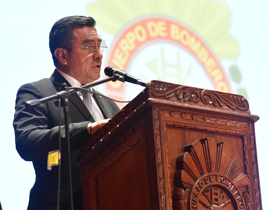 El ministro Willy Huerta reconoció el trabajo destacado de los héroes de rojo y reafirmó el apoyo pleno al Cuerpo General de Bomberos Voluntarios del Perú.
44