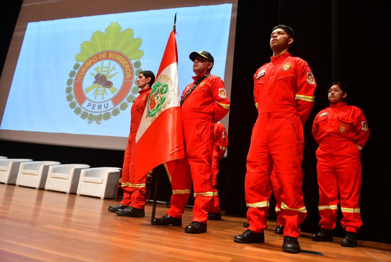 El ministro Willy Huerta reconoció el trabajo destacado de los héroes de rojo y reafirmó el apoyo pleno al Cuerpo General de Bomberos Voluntarios del Perú.
44