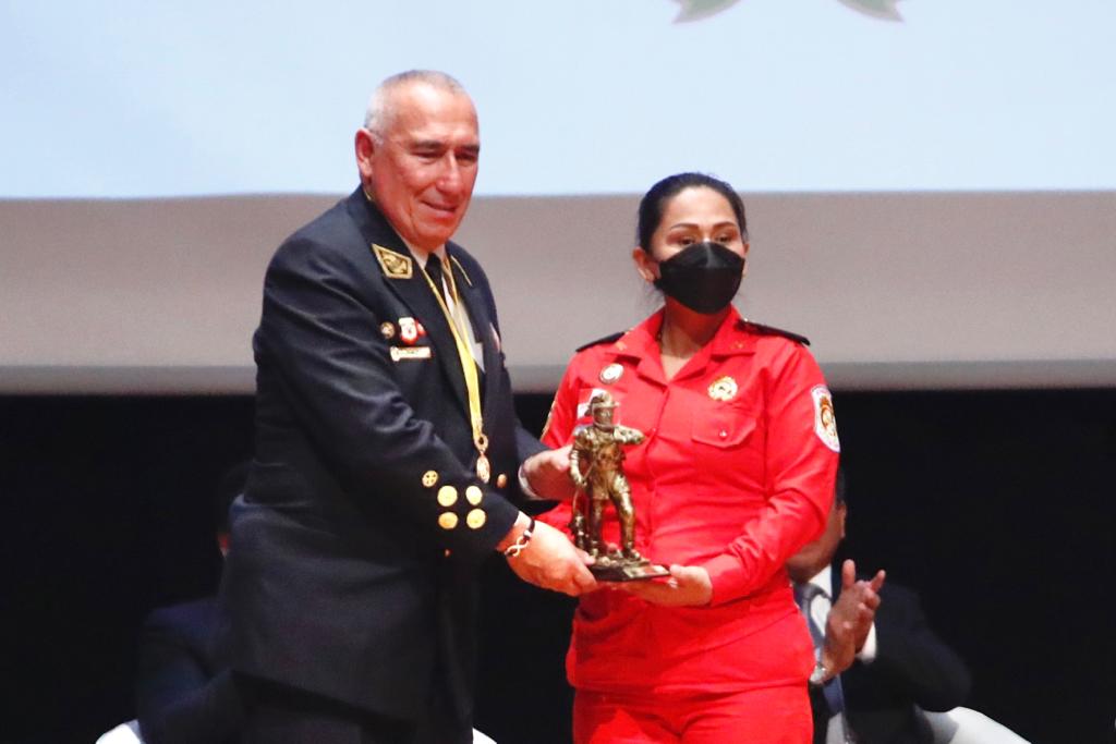 Ministra de Cultura participó en la conmemoración del aniversario de la Compañía de Bomberos voluntarios del Perú