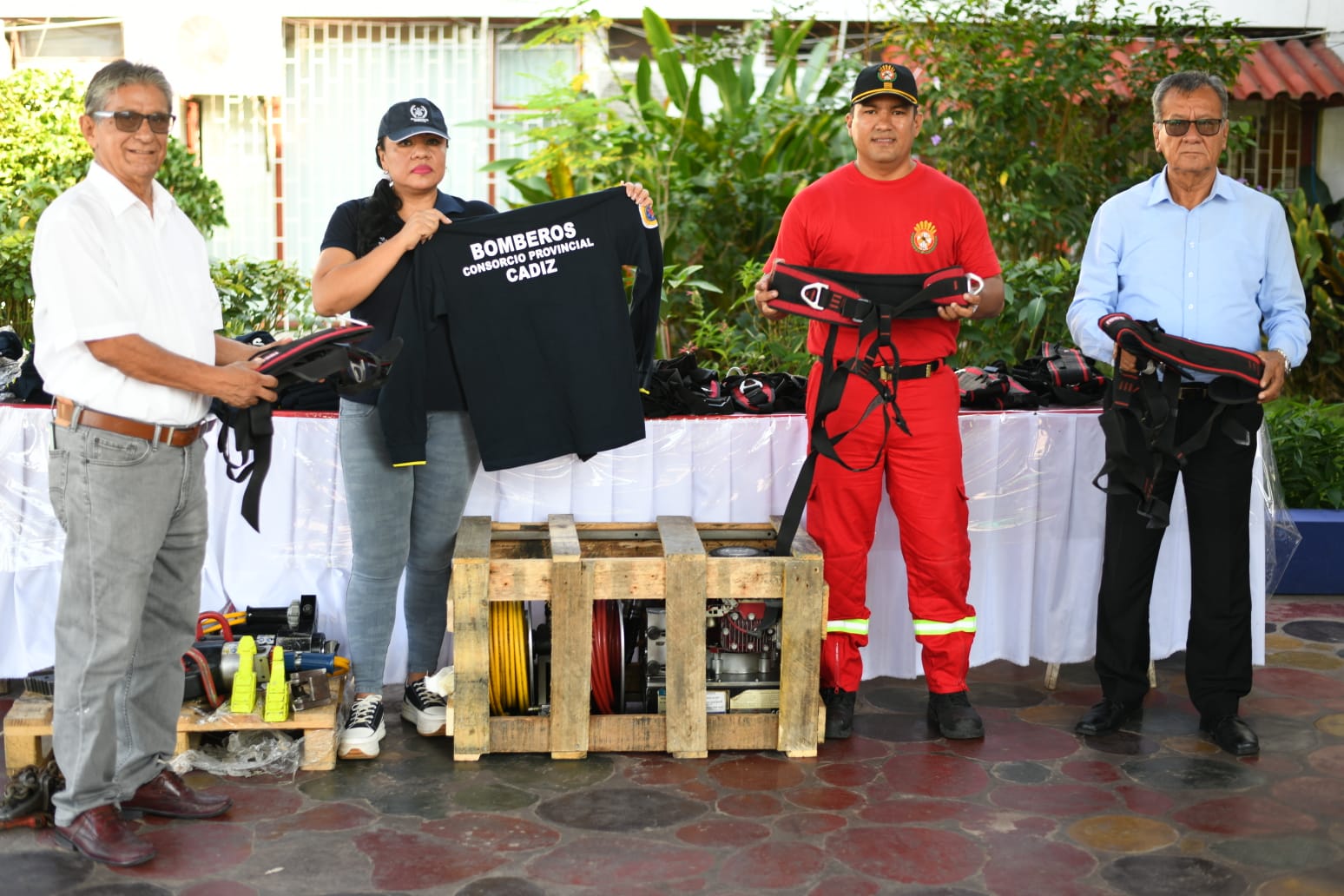 Gorel Y Busf Donaron Equipos De Protección E Implementos A Los Bomberos Voluntarios