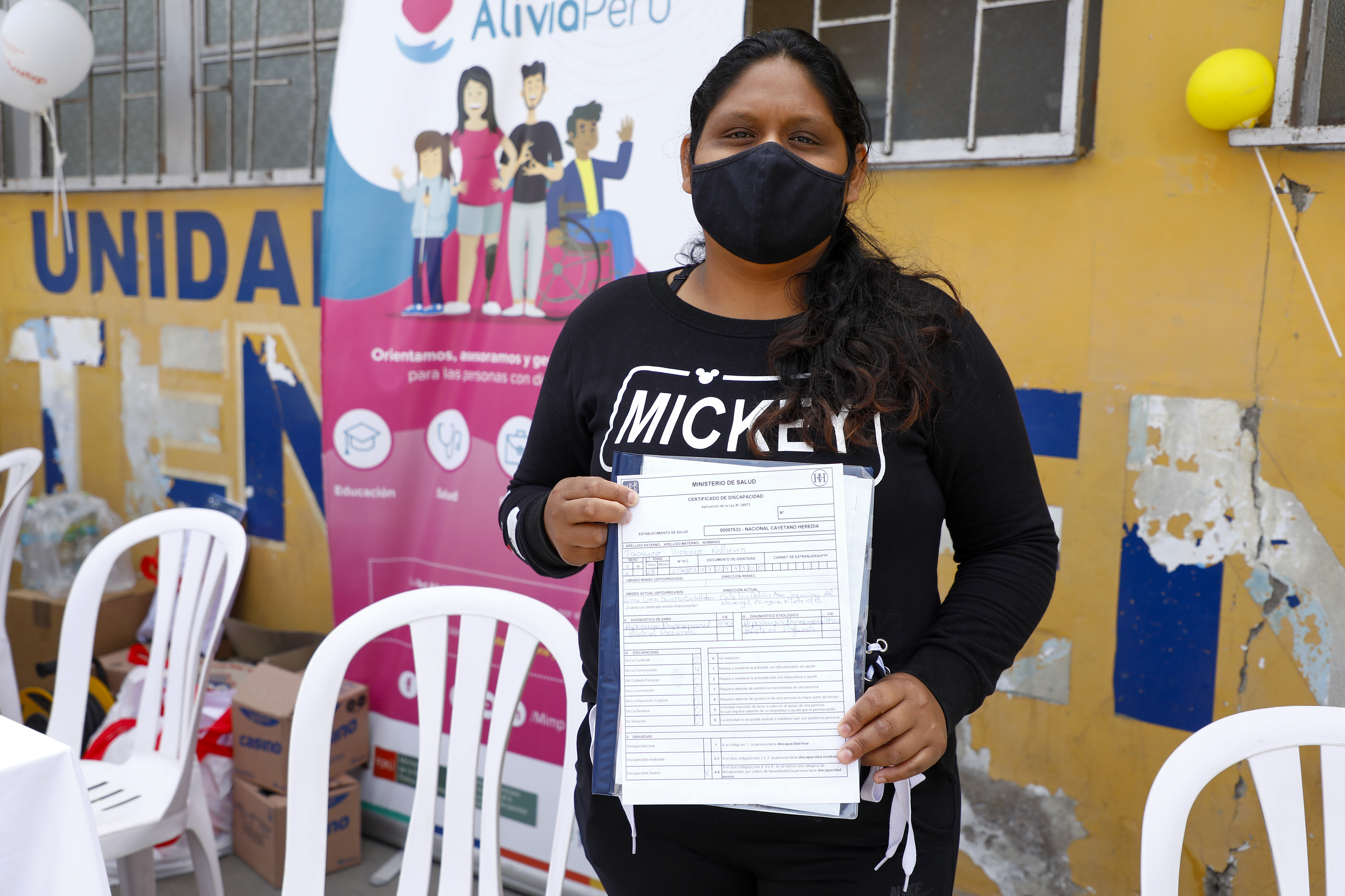mujer mostrando certificado de discapacidad