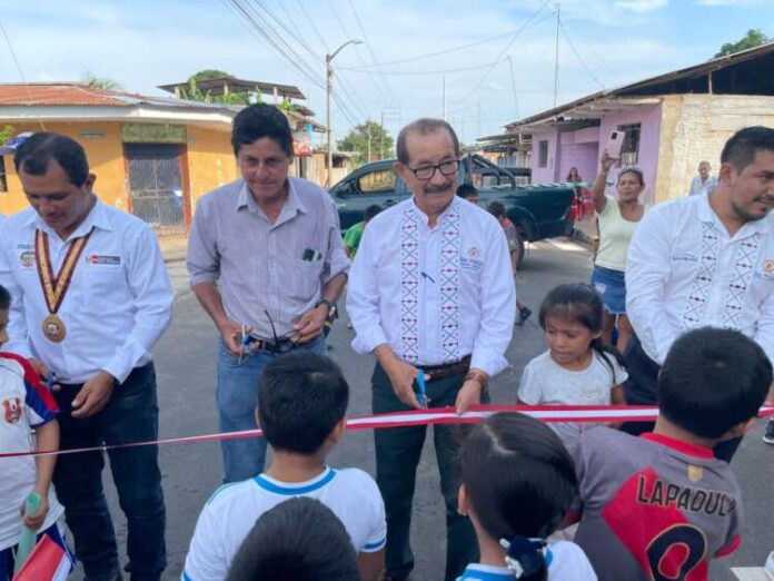 Con el tradicional rompimiento de la tinaja y la develación de la placa recordatoria, el gobernador regional Pedro Bogarín Vargas,