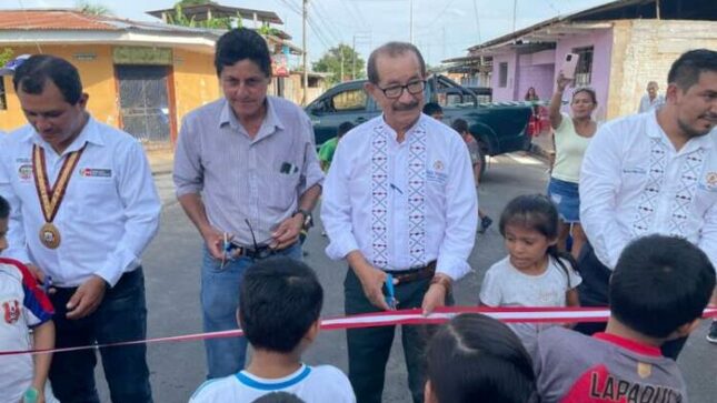 Con el tradicional rompimiento de la tinaja y la develación de la placa recordatoria, el gobernador regional Pedro Bogarín Vargas,