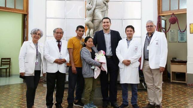 Médicos del Instituto Nacional Materno Perinatal salvan vida de bebé desde el vientre materno