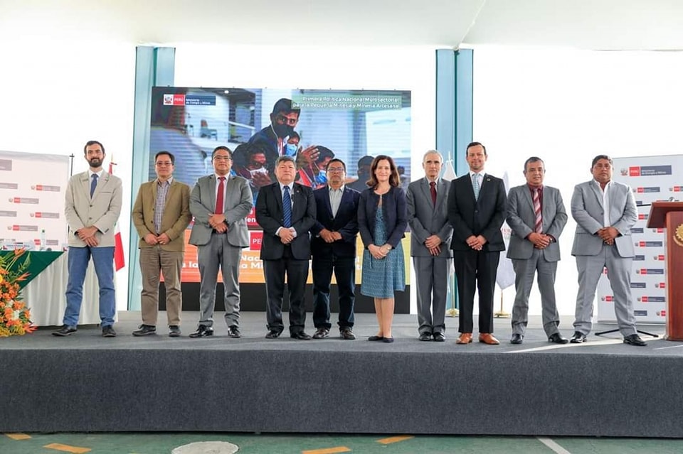 Autoridades en evento de lanzamiento de la Primera Política Nacional Multisectorial de la Pequeña Minería y Minería Artesanal al 2030