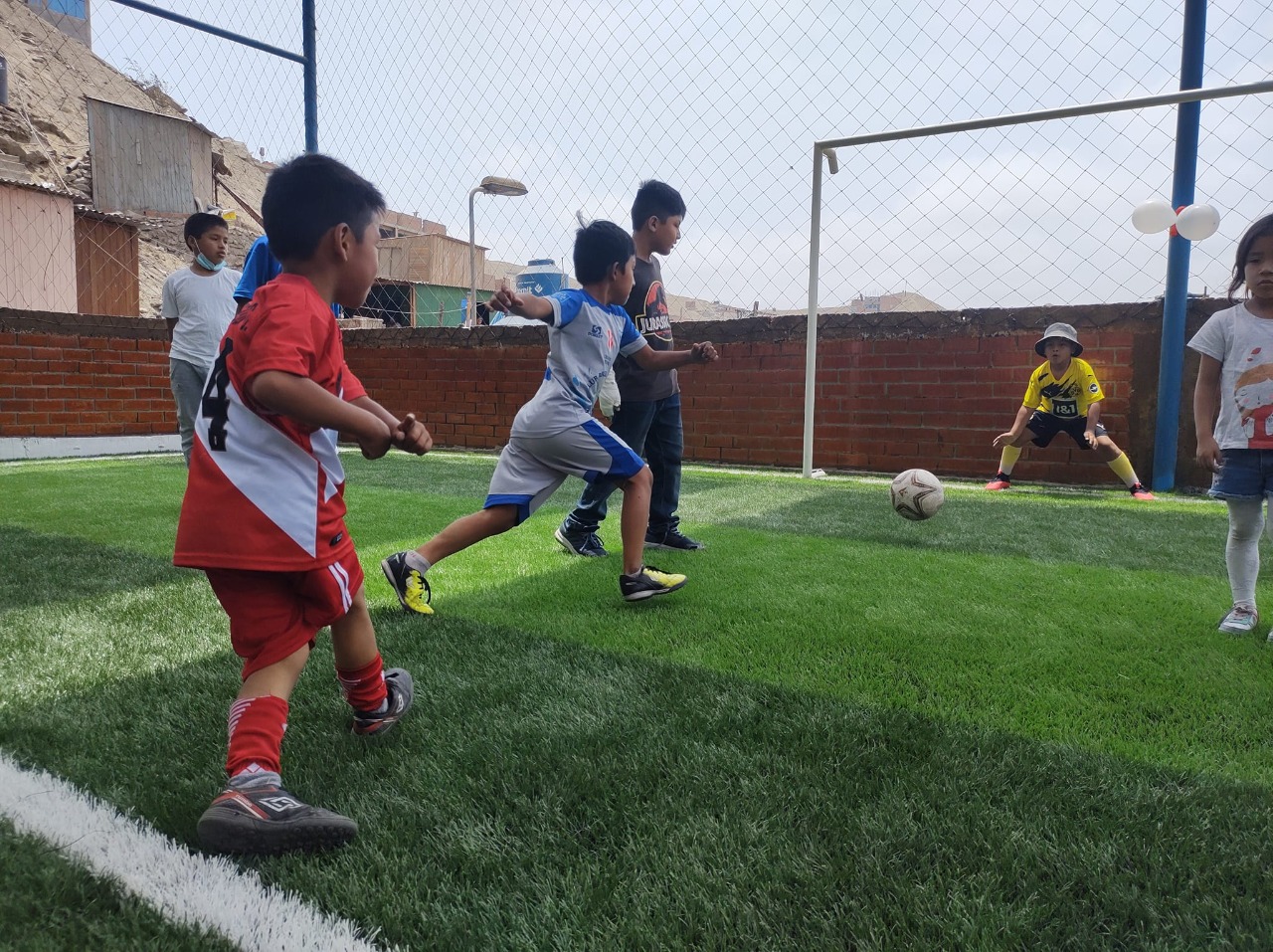 Espacio deportivo fue construido por los vecinos del sector con apoyo de la Municipalidad de Ate