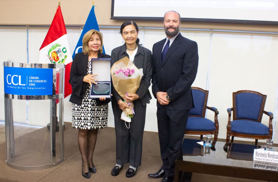 Gremio de Turismo entrega reconocimiento a la doctora Ruth Shady