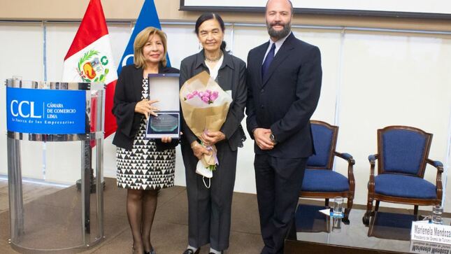 Gremio de Turismo entrega reconocimiento a la doctora Ruth Shady