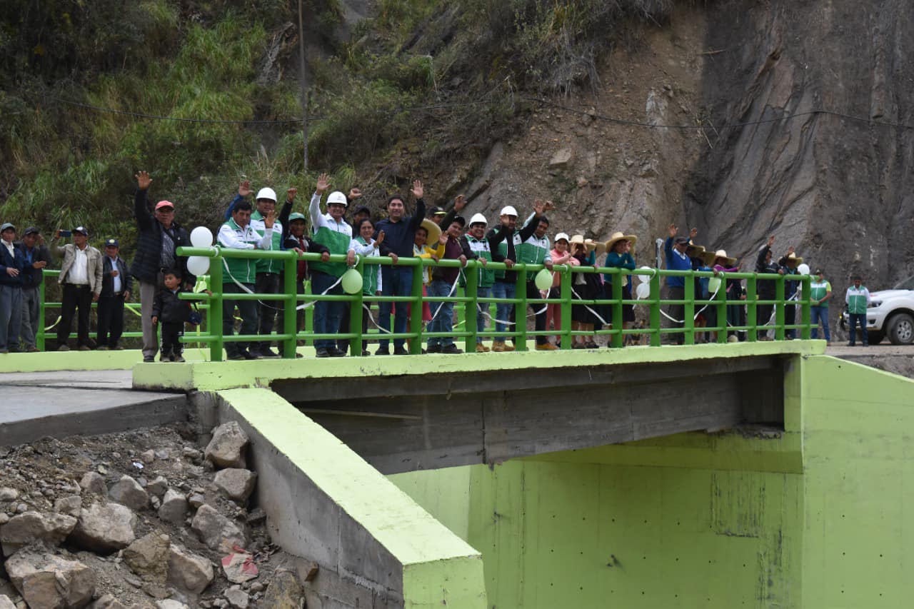 Se inauguró puente en Río Quebrada Honda