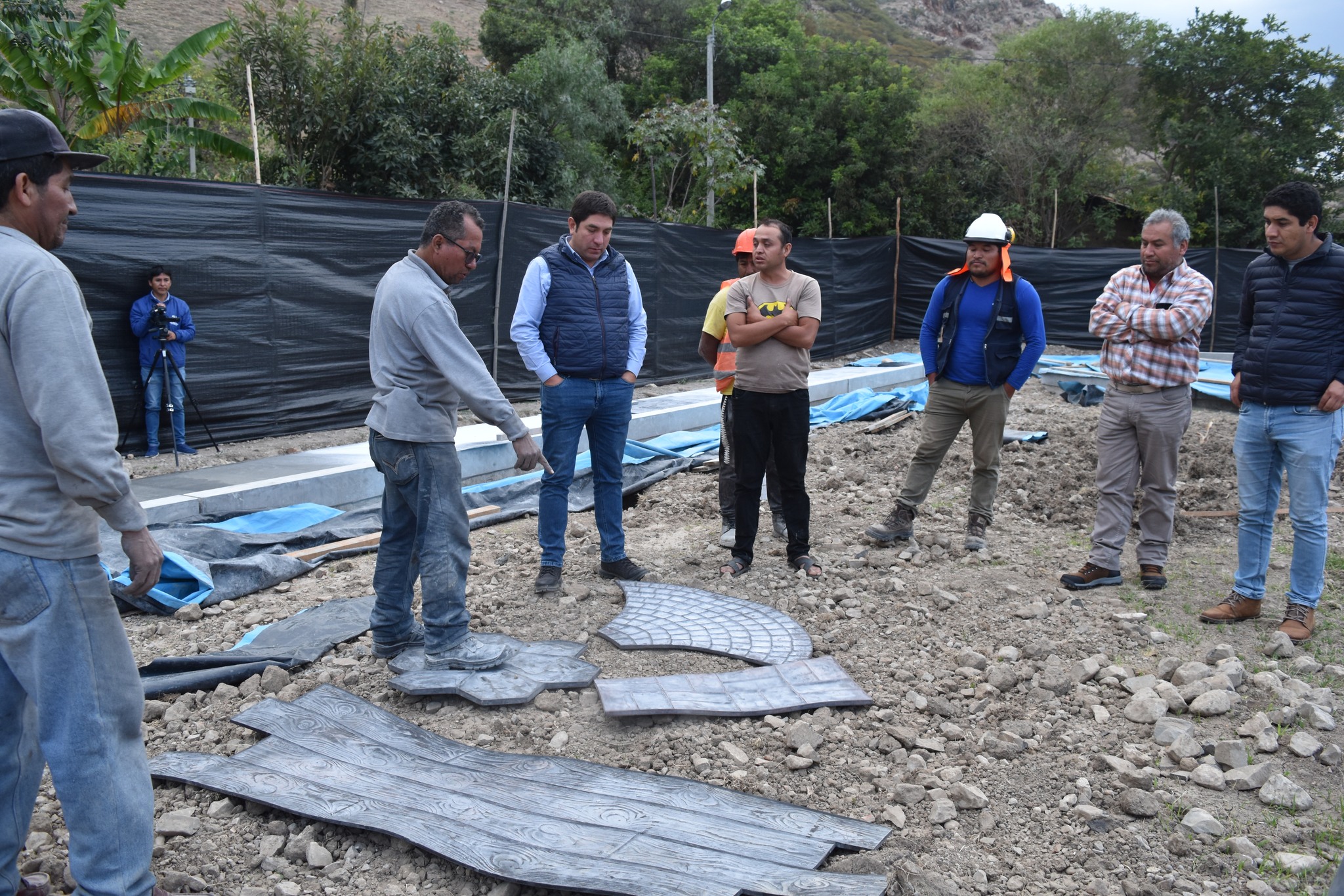 Supervisión de la ejecución de las plazoletas en los centros poblados de Cholocal y Tabacal.