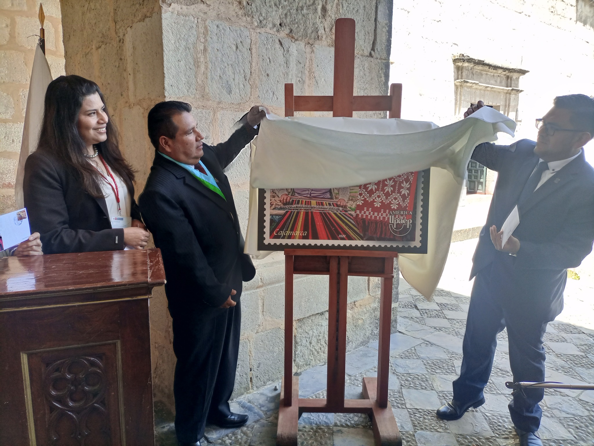 Presentación de Sello Postal alusivo a los tejidos Qallwa de Cajabamba.