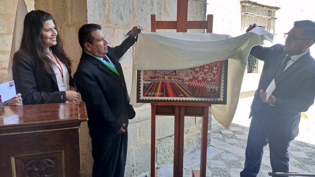 Presentación de Sello Postal alusivo a los tejidos Qallwa de Cajabamba.