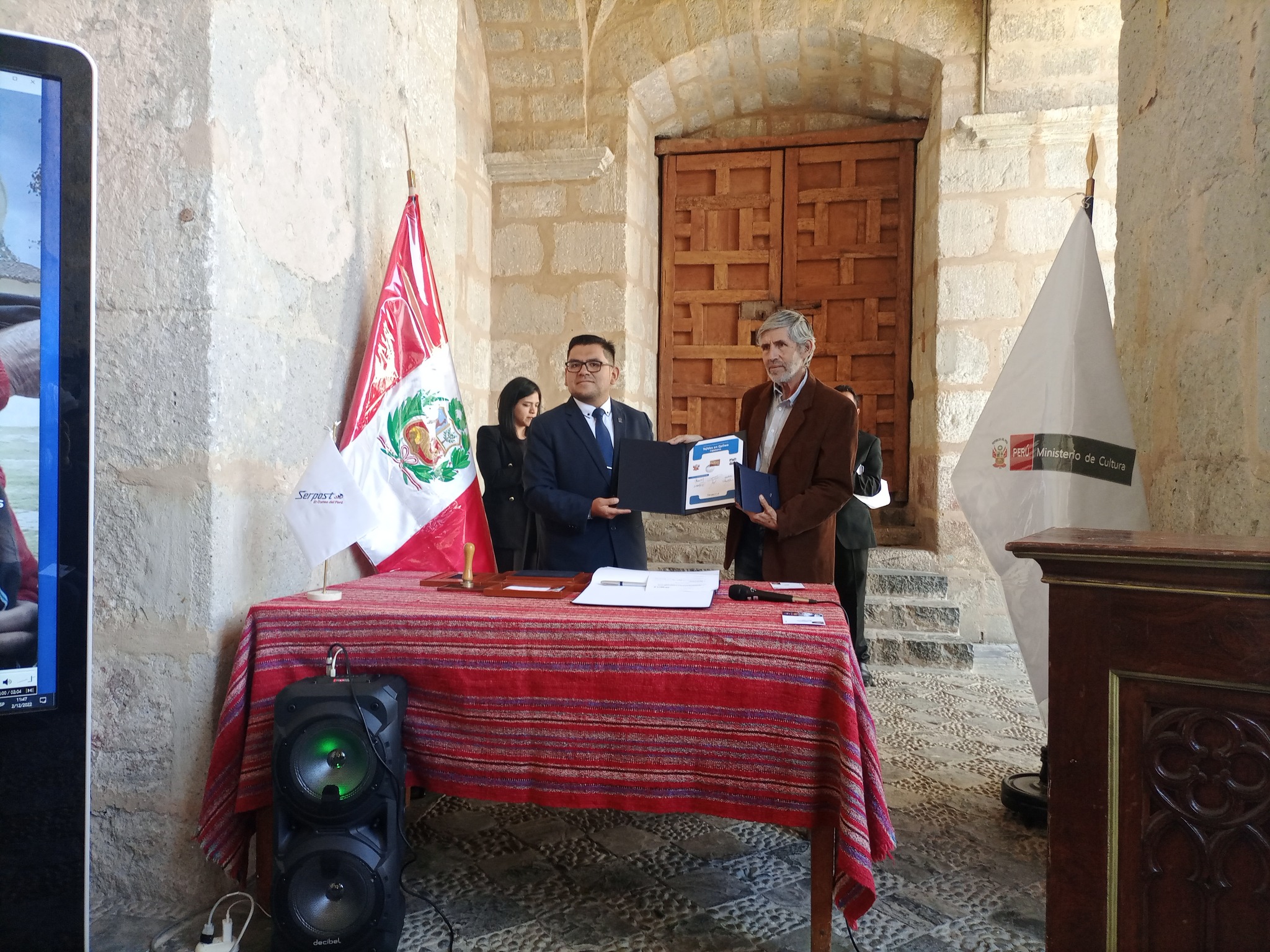 Presentación de Sello Postal alusivo a los tejidos Qallwa de Cajabamba.