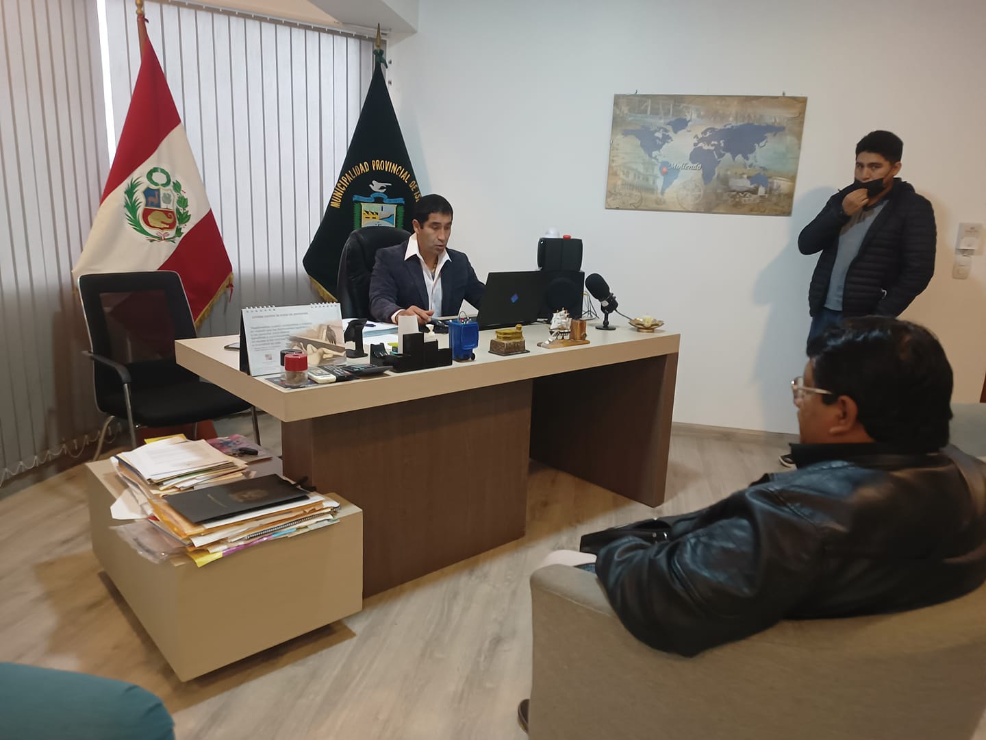 Alcalde en reunión virtual