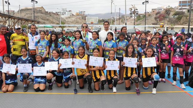 Fotografía de niños deportistas con alcalde