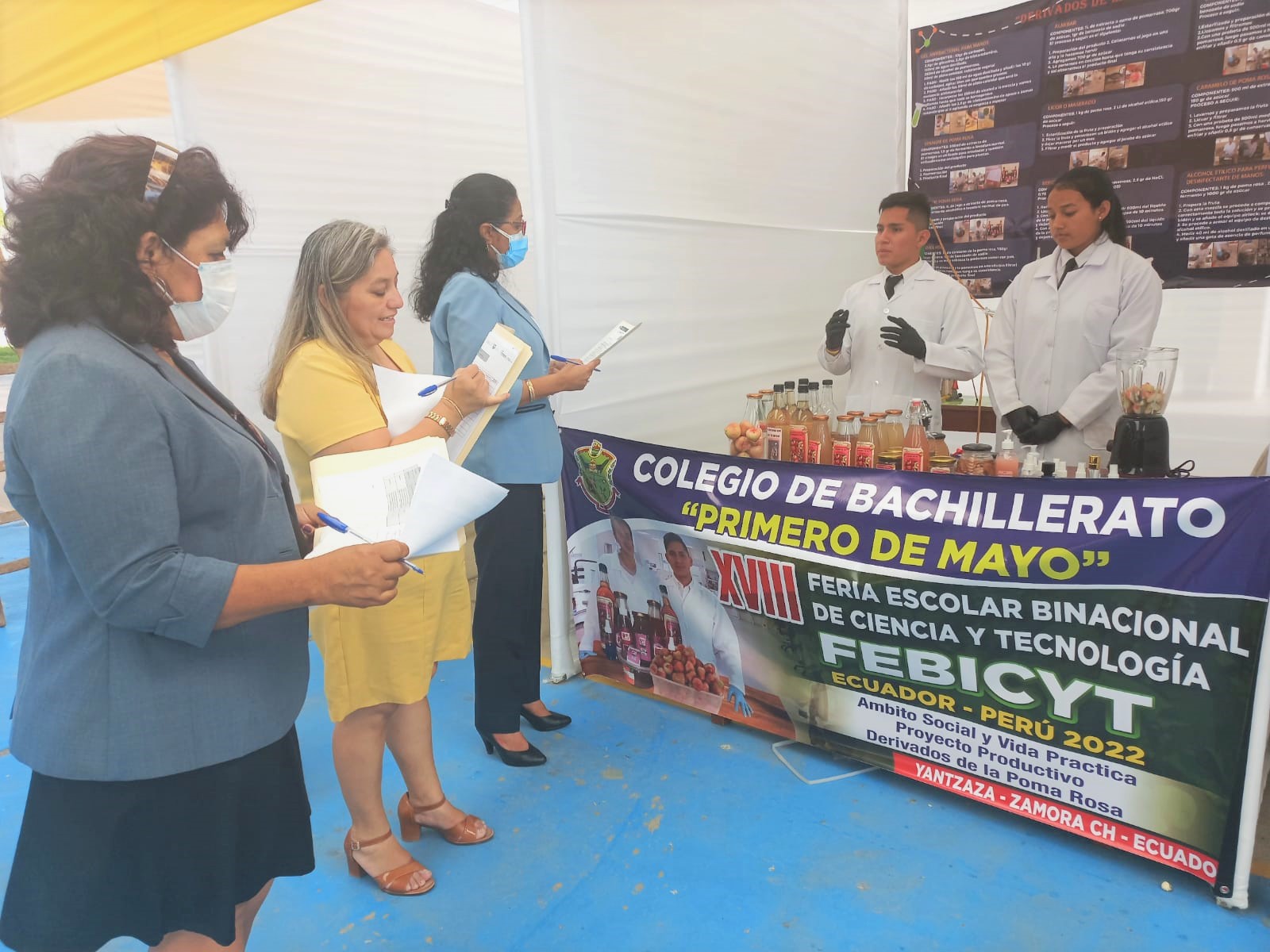 Estudiantes exponiendo