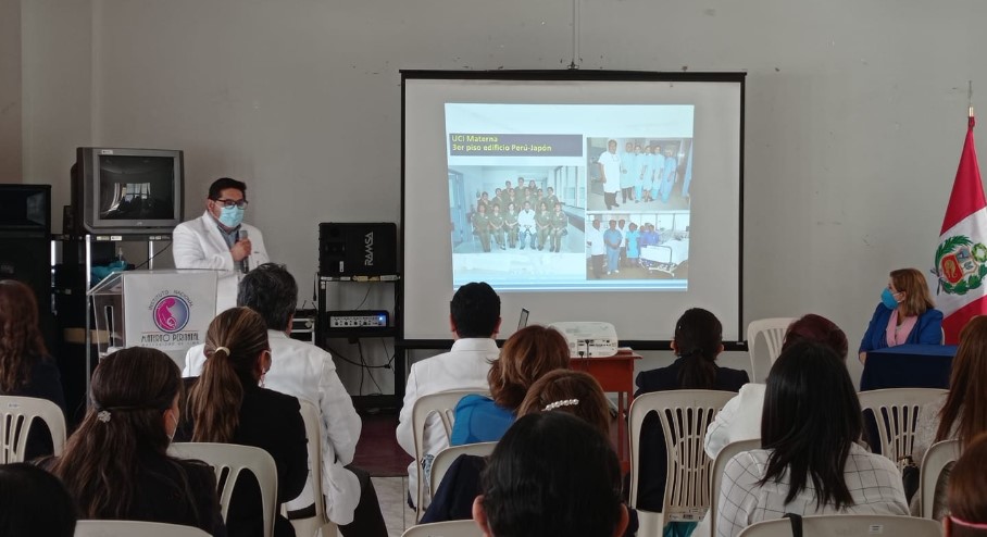 Dr. Diaz presentando reseña histórica de la UCIM 