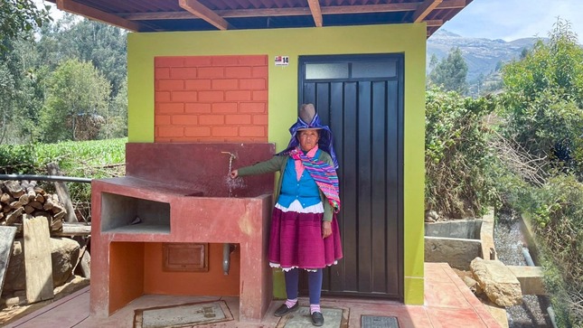 Madre de familia utilizando el lavadero en su UBS