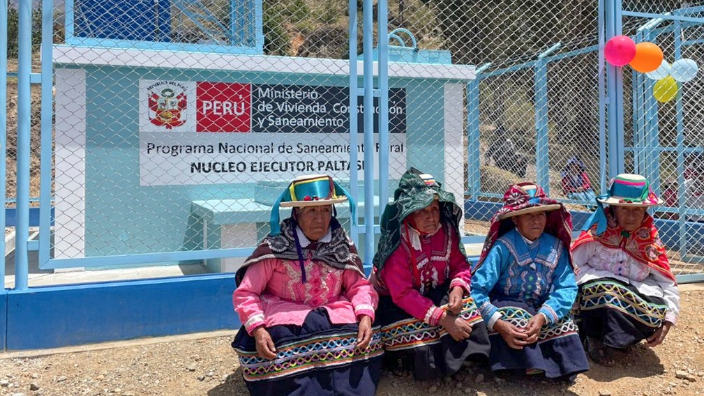 Madres de familia frente a infraestructura que forma parte del proyecto ejecutado