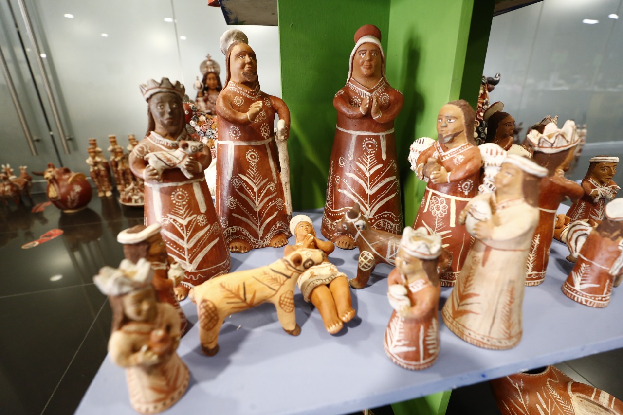 Nacimientos navideños en piedra de Huamanga, cerámica y mate son la novedad en Ruraq maki
