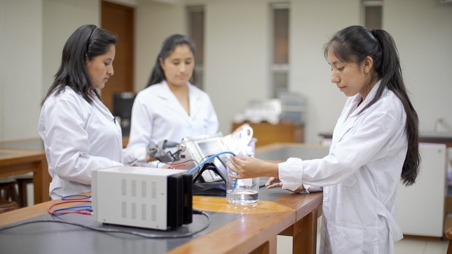 Estudiantes realizan proyecto de ciencias en su universidad