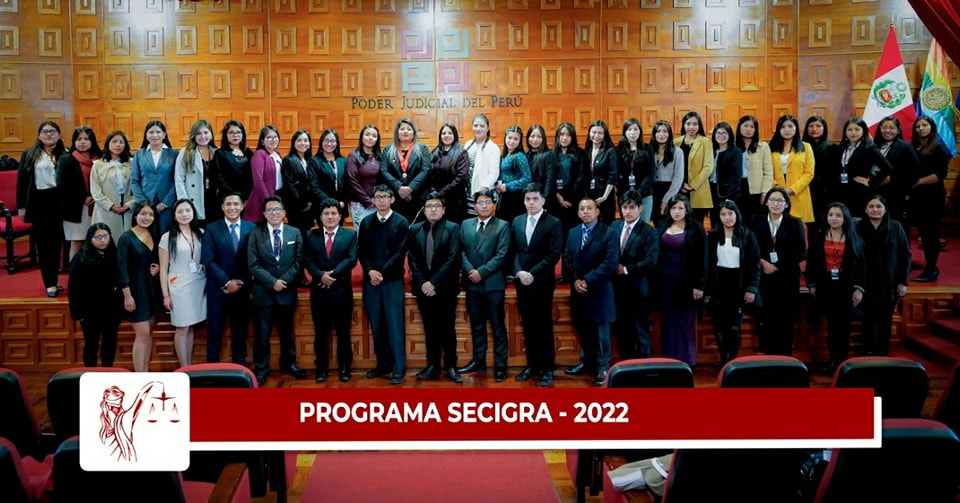 Presidenta del Programa SECIGRA 2022, junto a los estudiantes que realizaron labores en la Corte Superior  de Justicia de Cusco