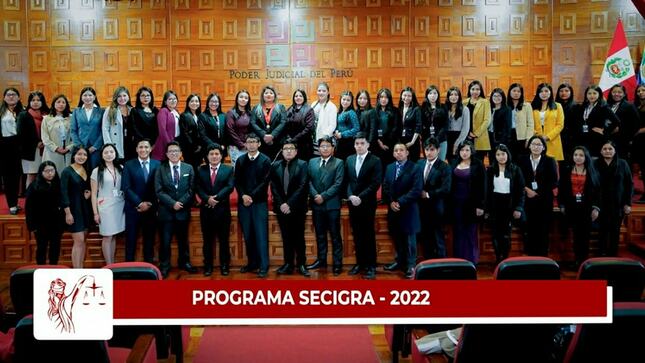 Presidenta del Programa SECIGRA 2022, junto a los estudiantes que realizaron labores en la Corte Superior  de Justicia de Cusco