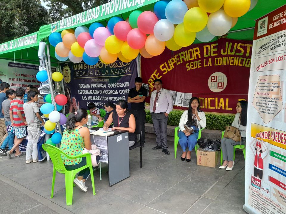 Integrantes del Segundo Juzgado de Familia, especializado en Violencia de La Convención brindando orientación a la población convenciana